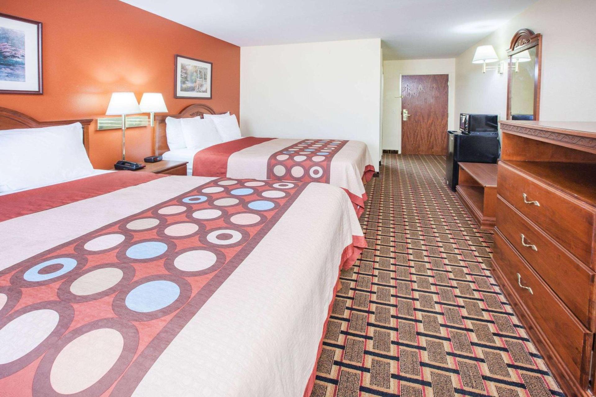 Super 8 by Wyndham White Hall photo 13