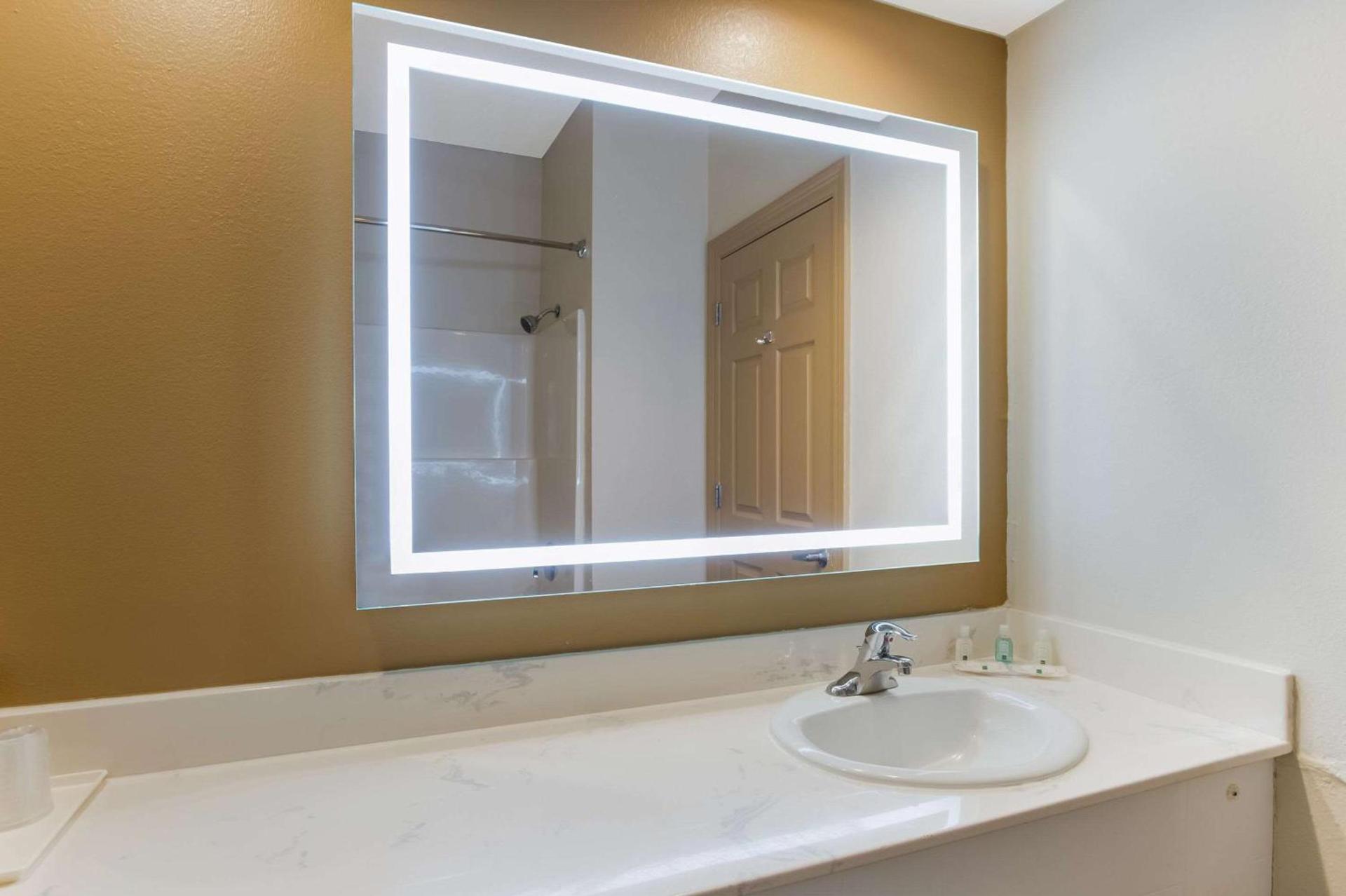 Quality Inn & Suites Pearl-Jackson photo 12