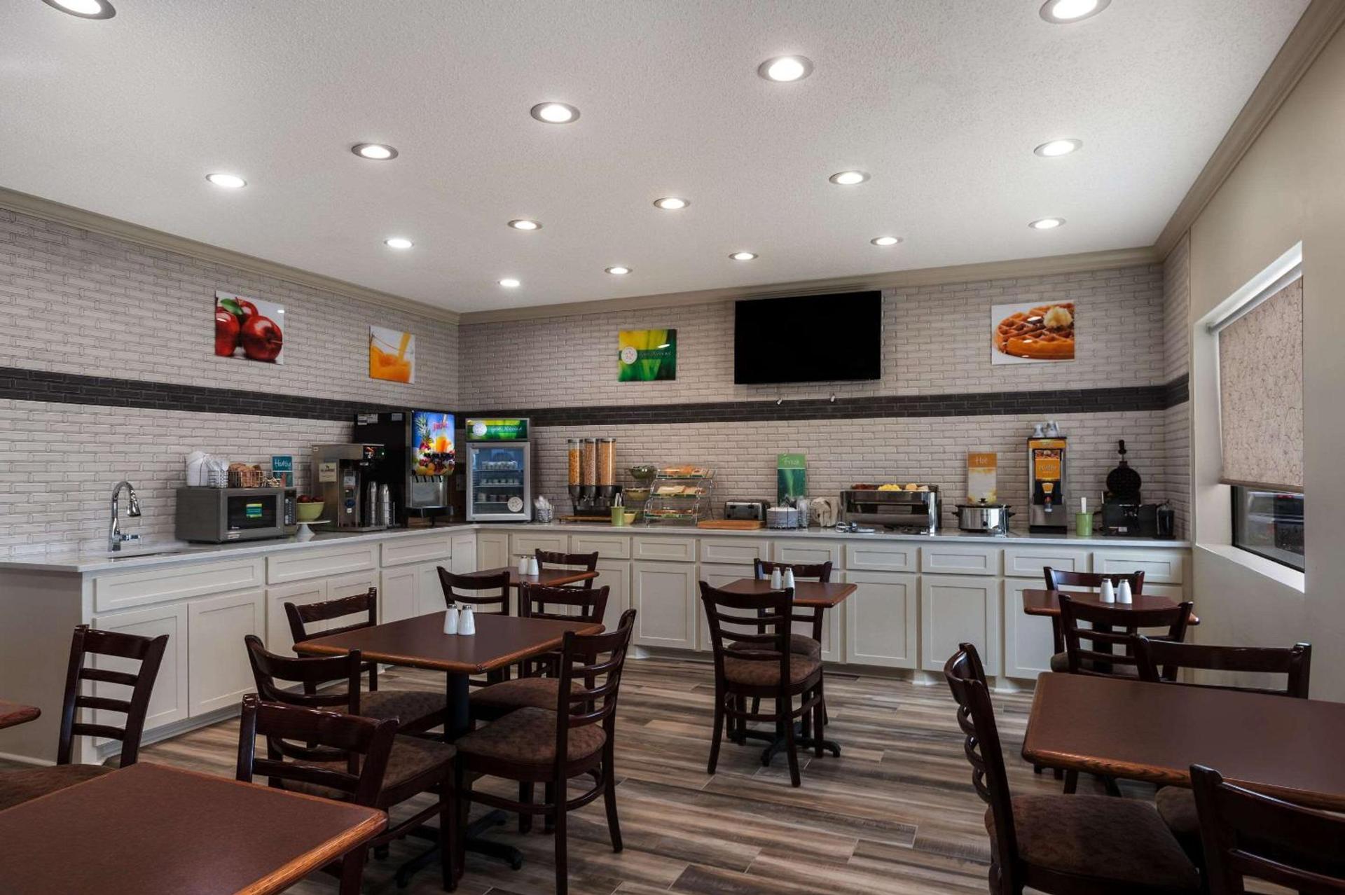 Quality Inn & Suites Pearl-Jackson photo 22