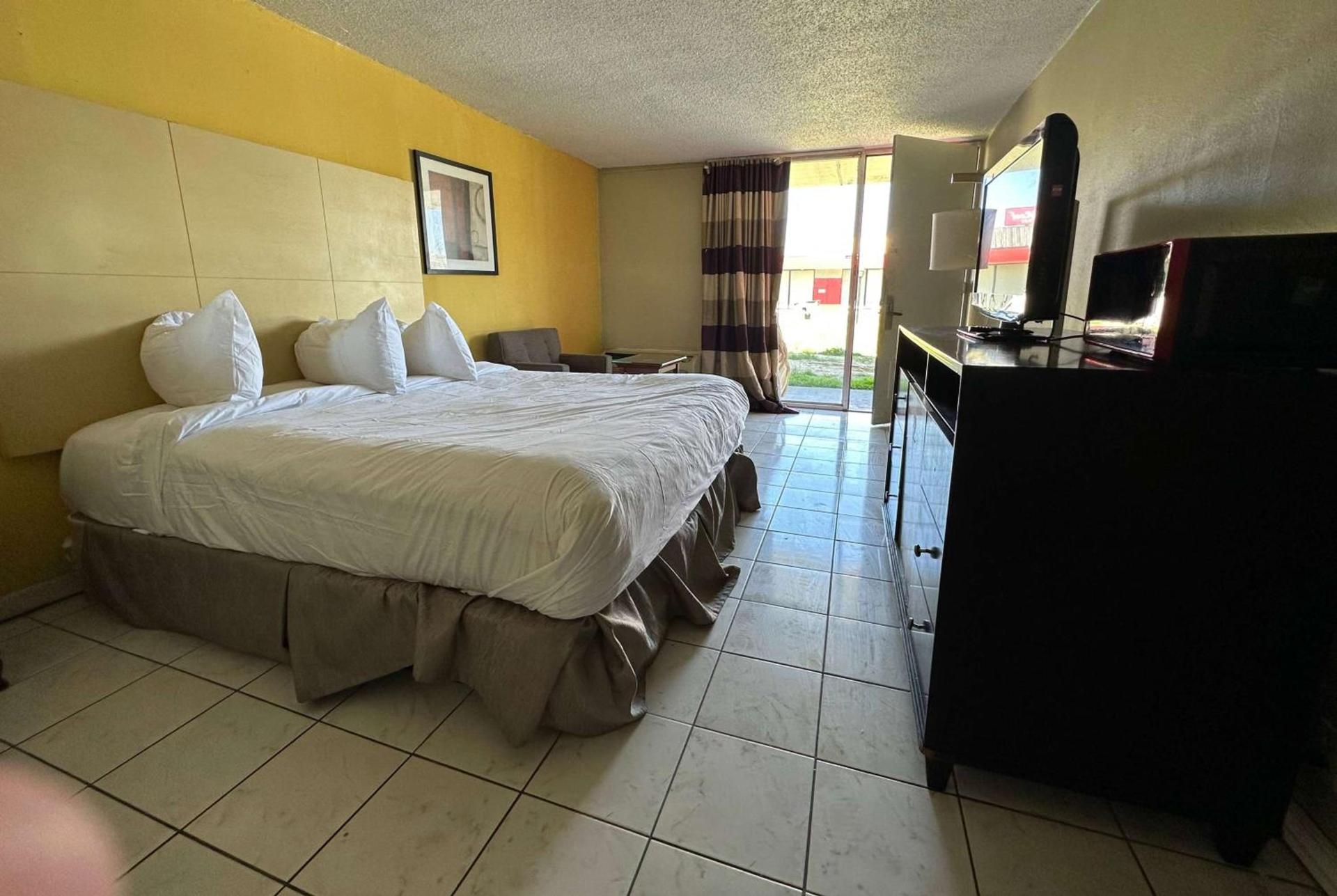 Ramada by Wyndham Lumberton NC North photo 5
