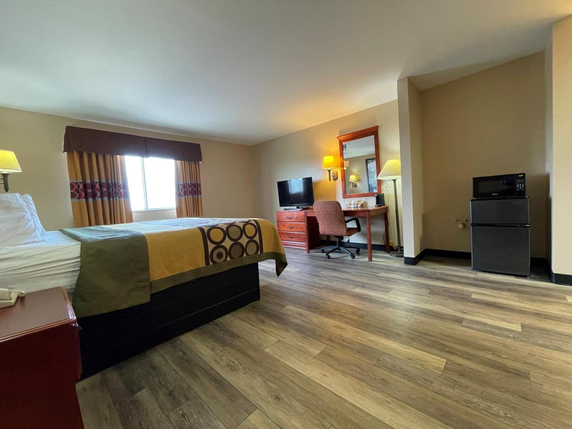 Super 8 by Wyndham Rolla photo 35