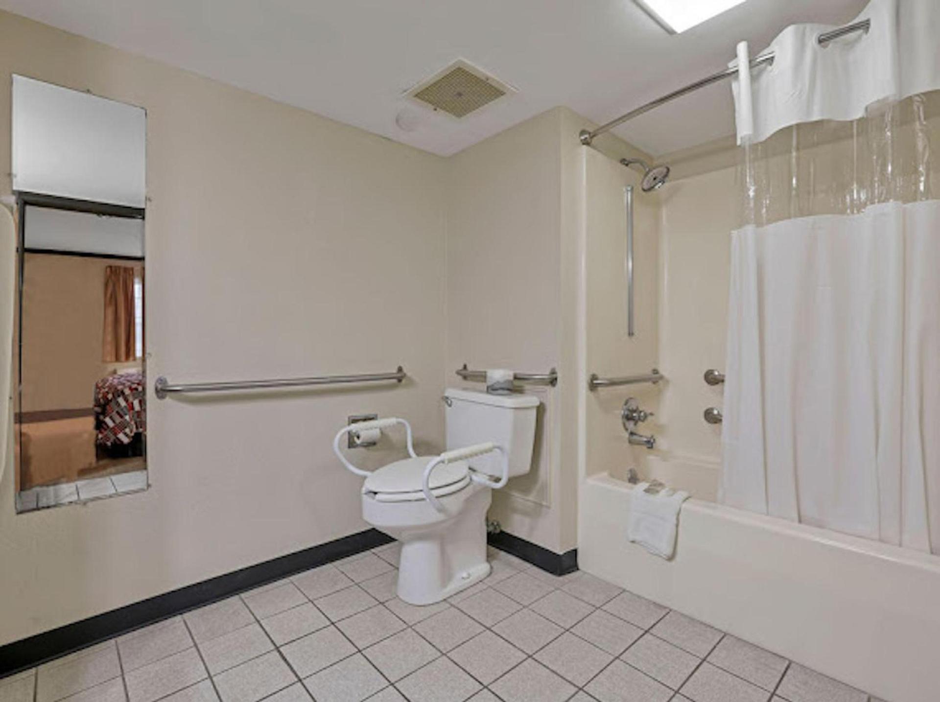Red Roof Inn Uhrichsville photo 33