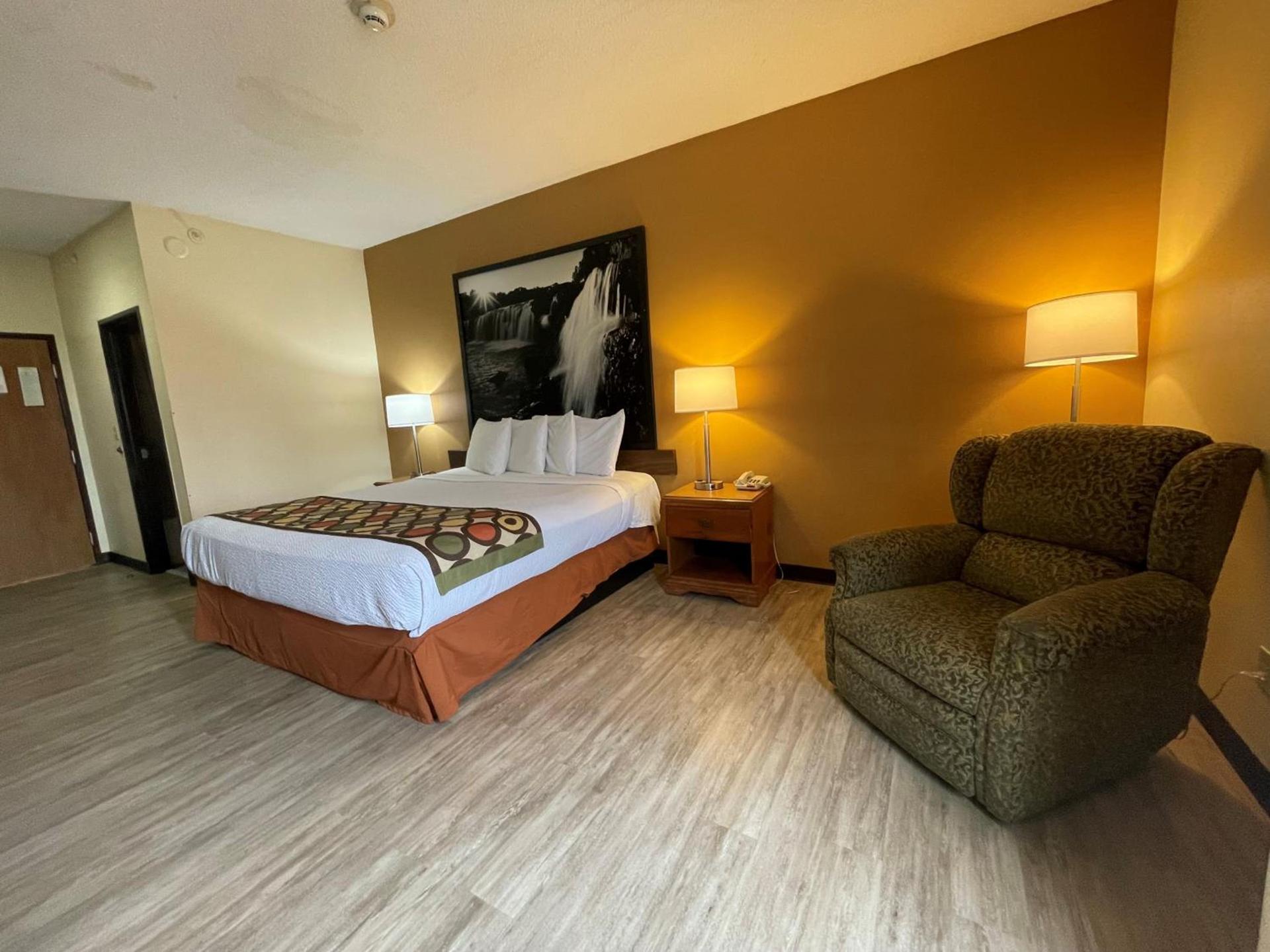 Super 8 by Wyndham Pevely photo 19