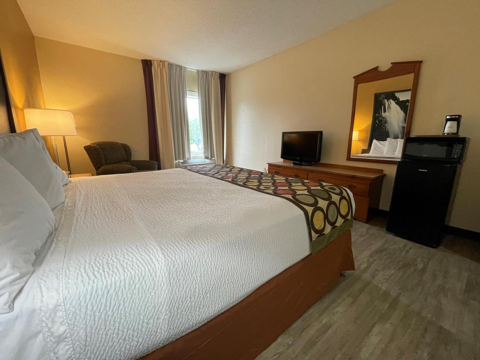 Super 8 by Wyndham Pevely photo 18