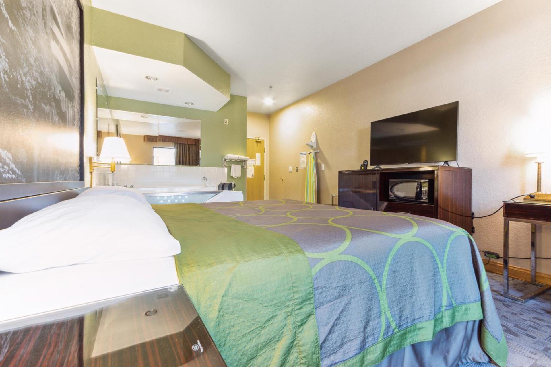 Super 8 by Wyndham Uniontown PA photo 29