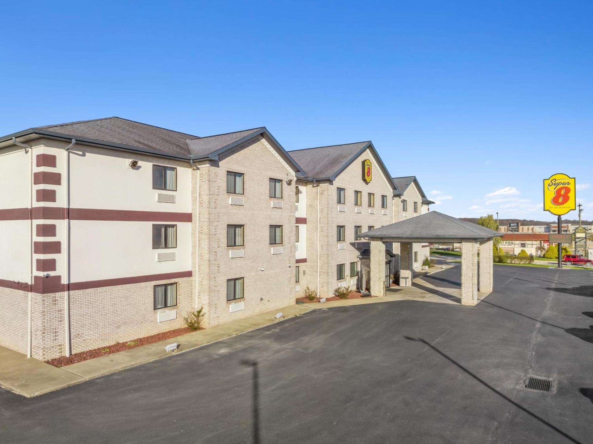 Super 8 by Wyndham Uniontown PA photo 17