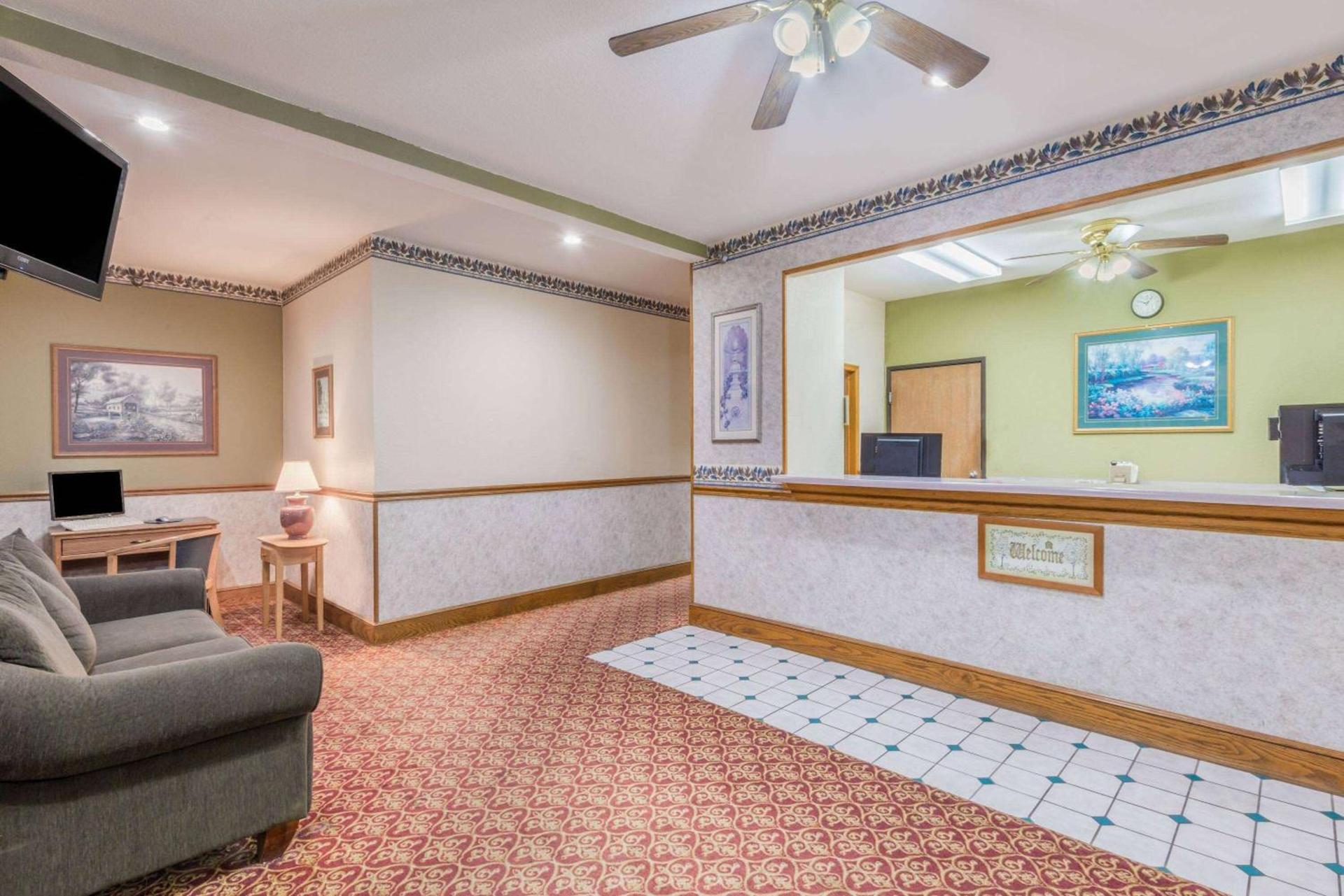 Super 8 by Wyndham Platte City Kansas City Area photo 3