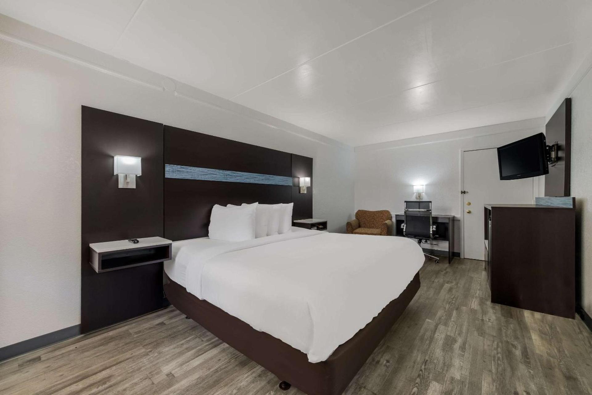 Quality Inn & Suites Airport photo 27