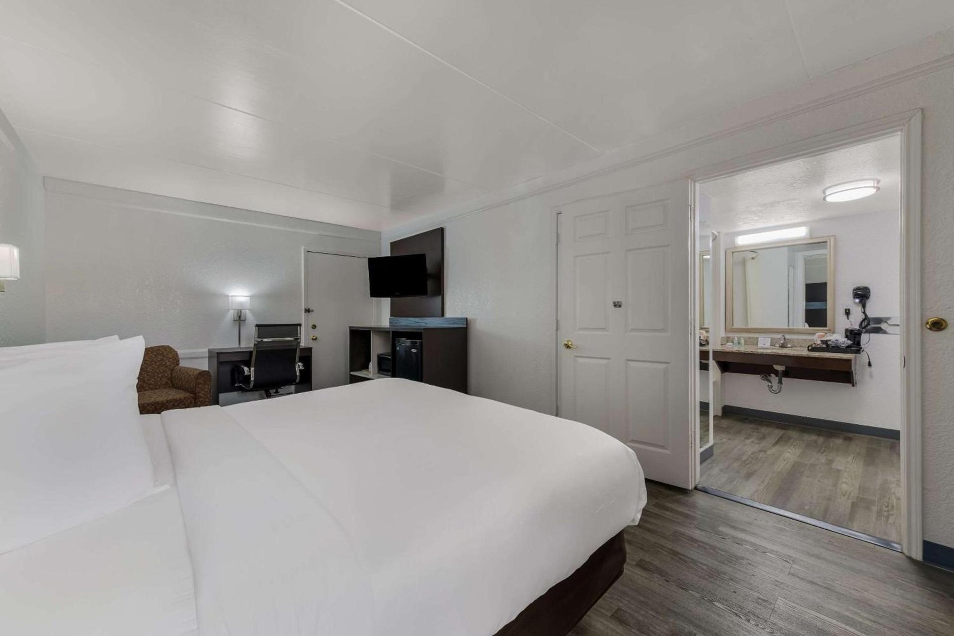 Quality Inn & Suites Airport photo 13
