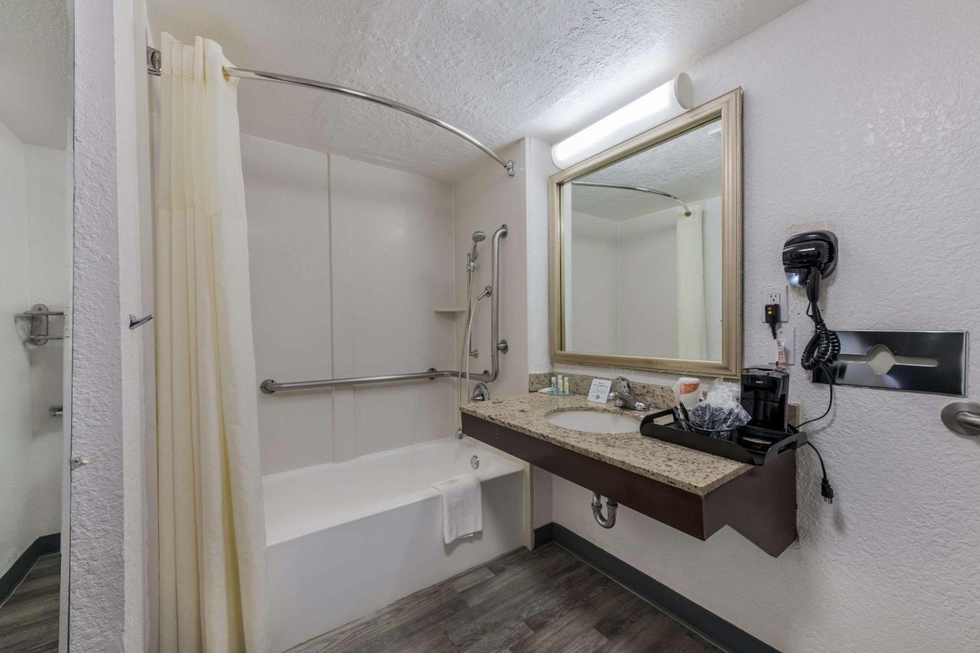 Quality Inn & Suites Airport photo 52