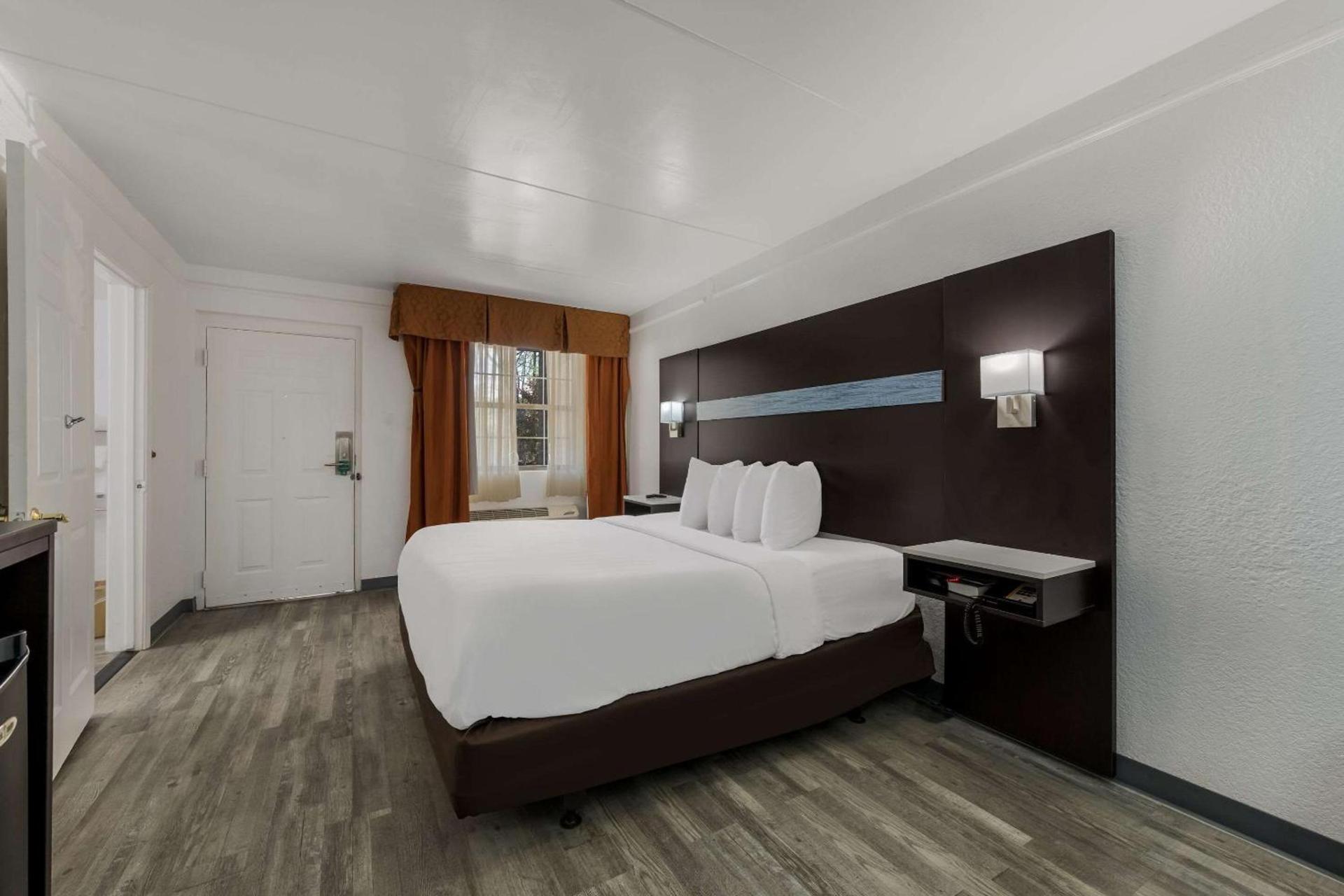 Quality Inn & Suites Airport photo 33