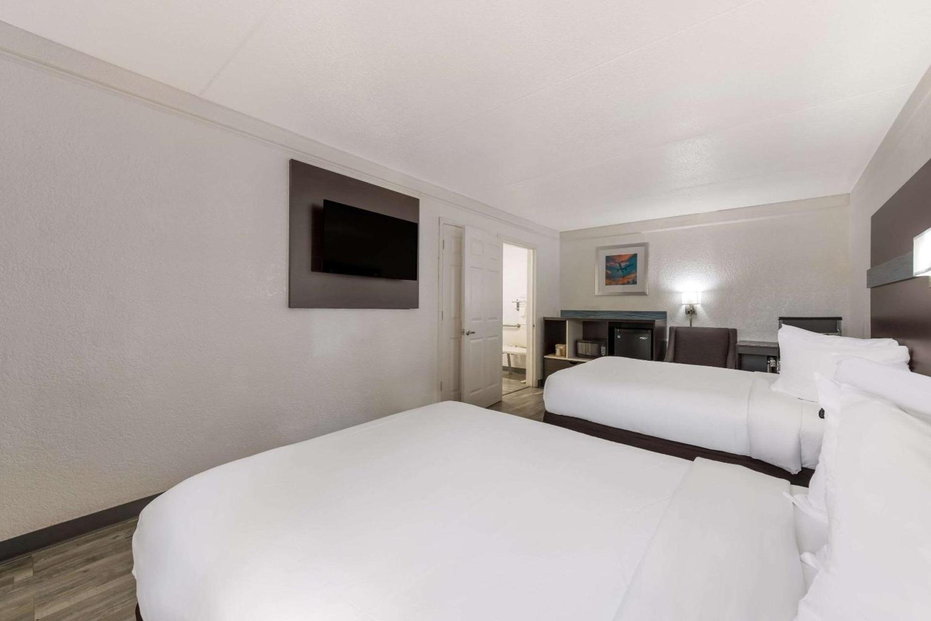 Quality Inn & Suites Airport photo 9