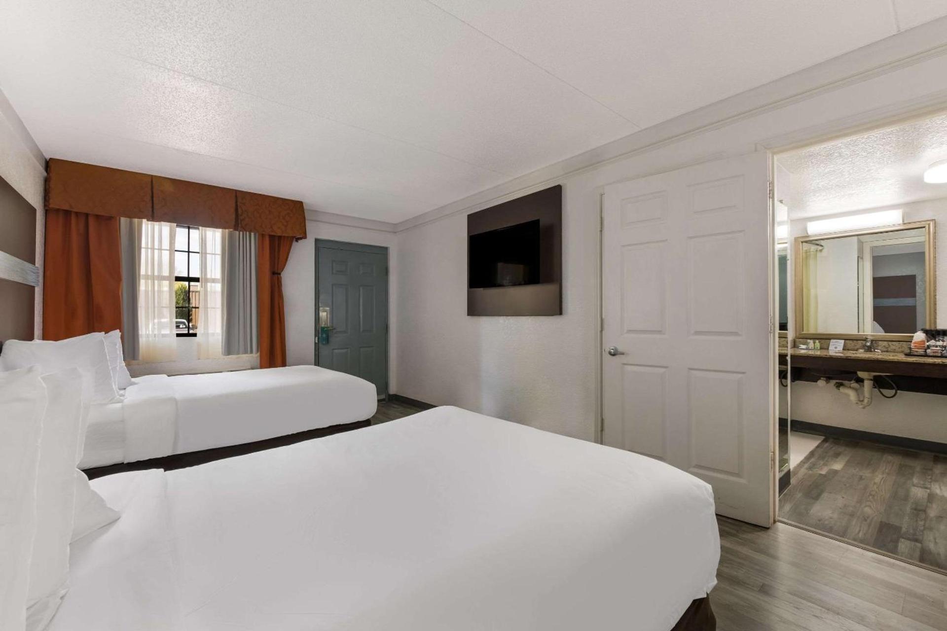 Quality Inn & Suites Airport photo 5