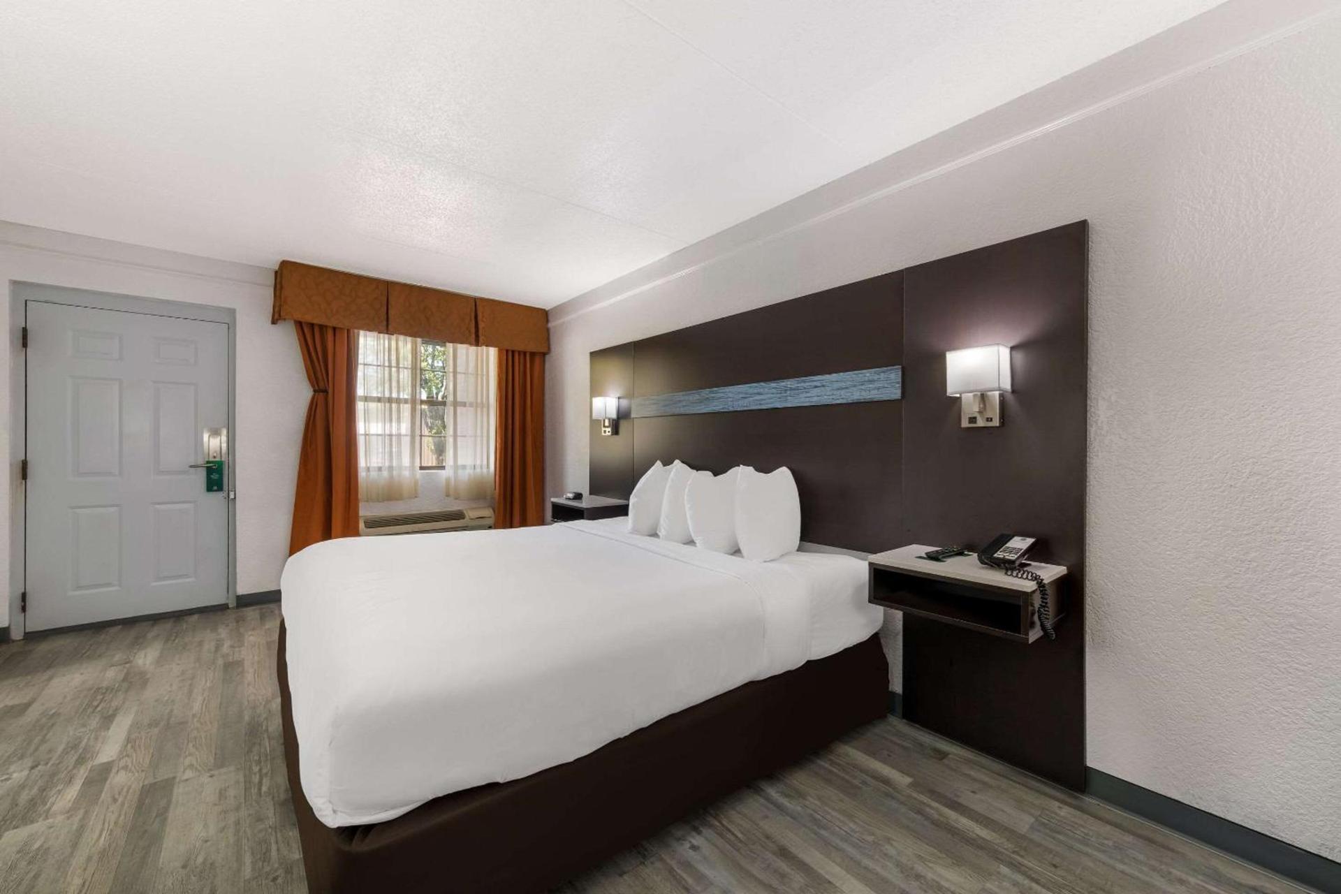 Quality Inn & Suites Airport photo 59