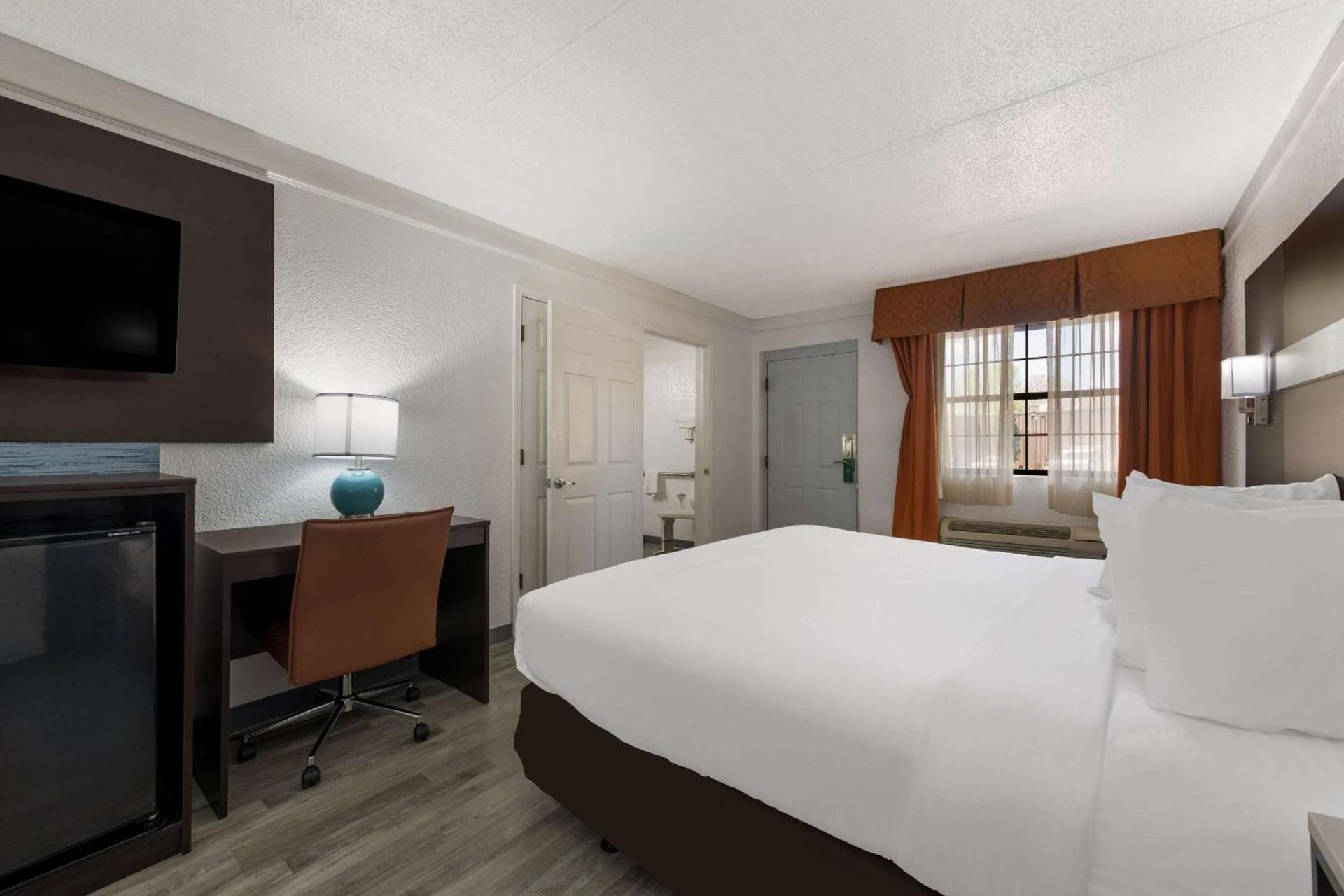 Quality Inn & Suites Airport photo 56