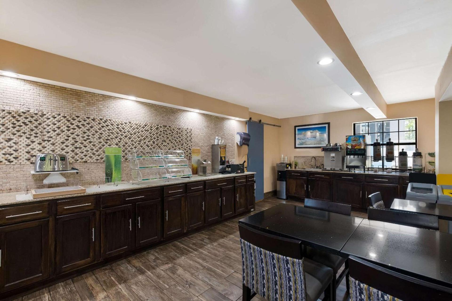 Quality Inn & Suites Airport photo 47