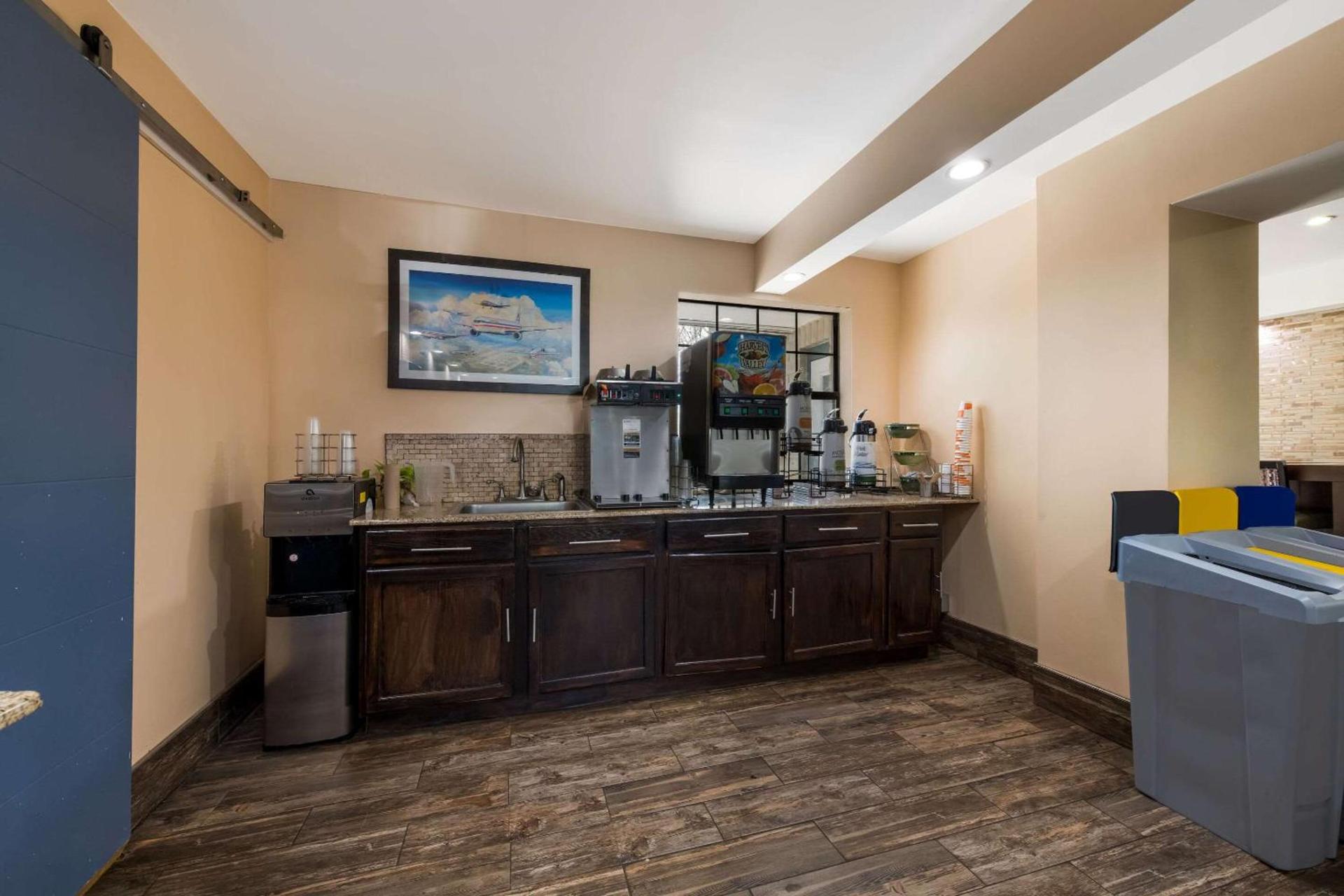 Quality Inn & Suites Airport photo 39