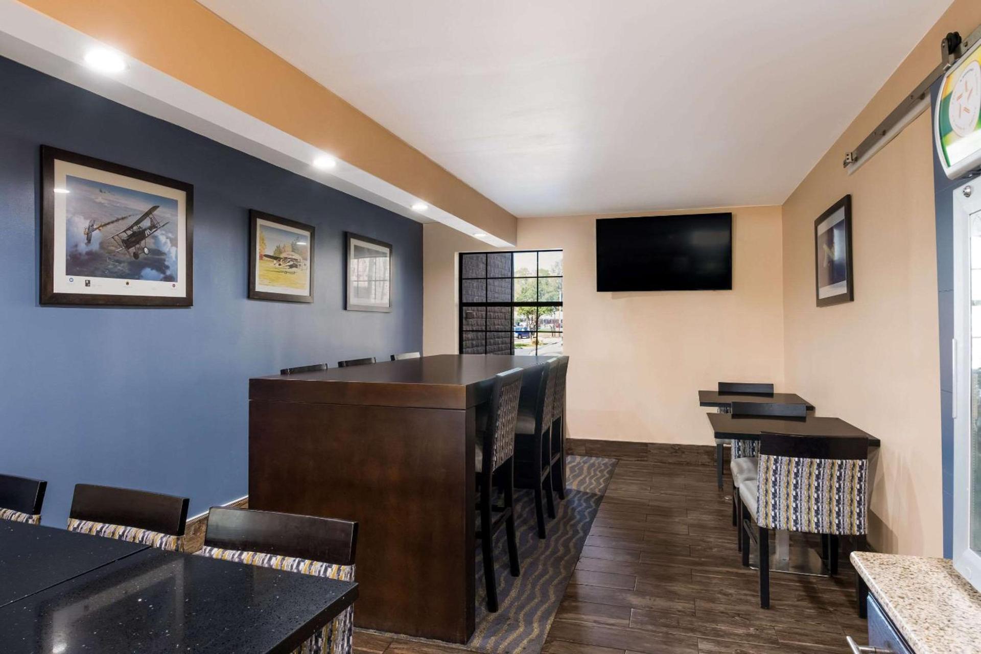 Quality Inn & Suites Airport photo 20