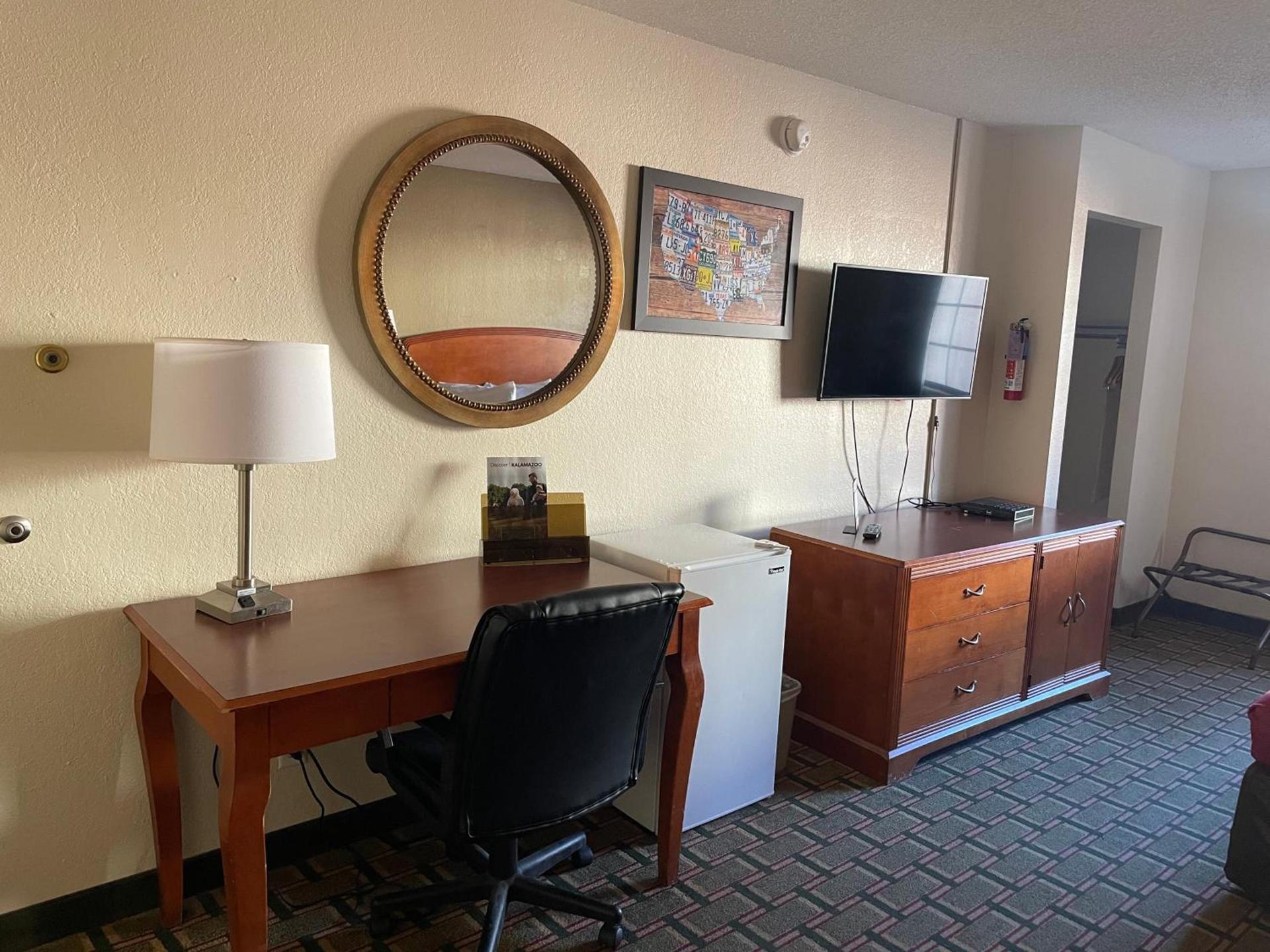 Econo Lodge Kalamazoo near Wings Stadium photo 22
