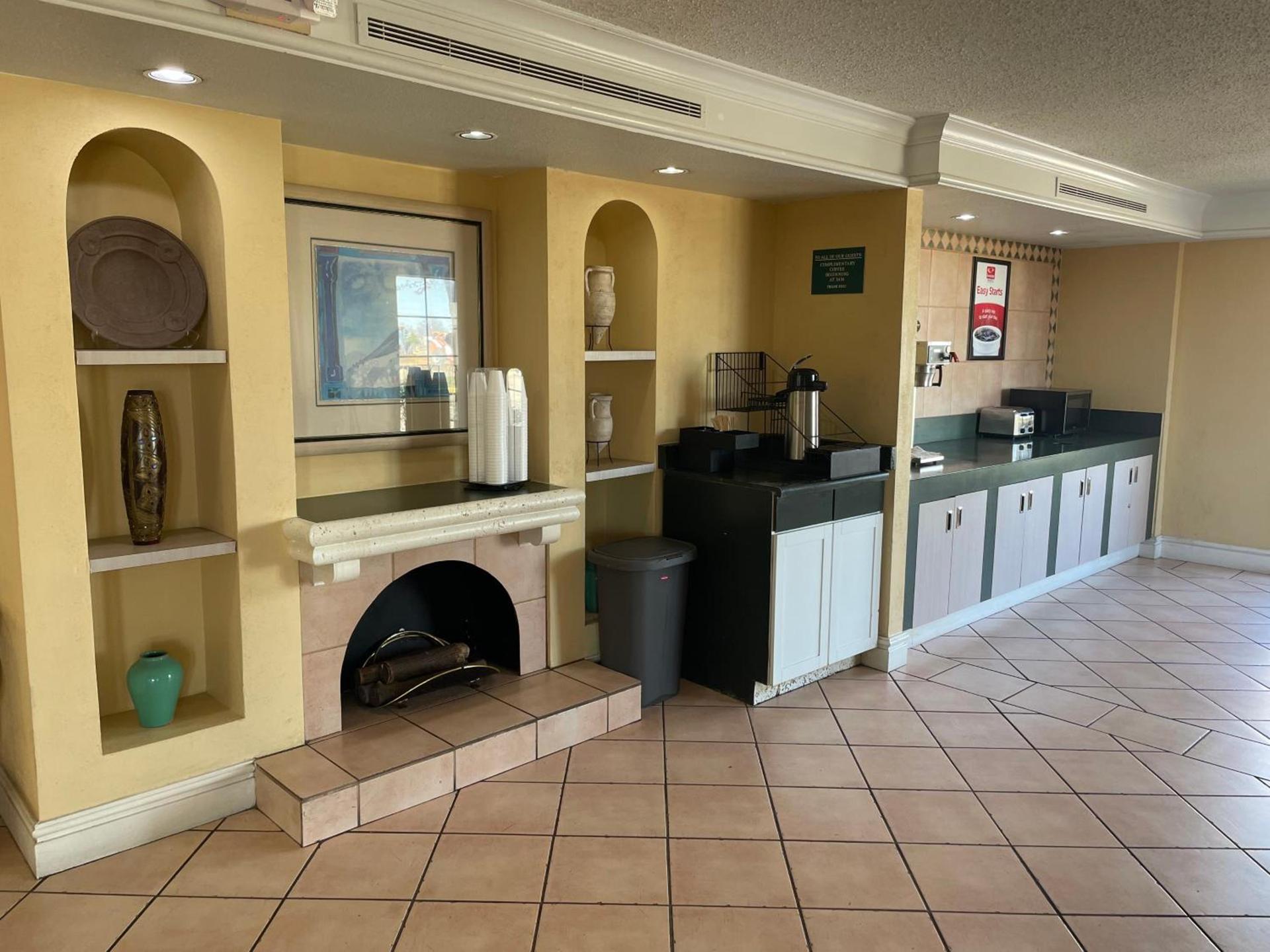 Econo Lodge Kalamazoo near Wings Stadium photo 23