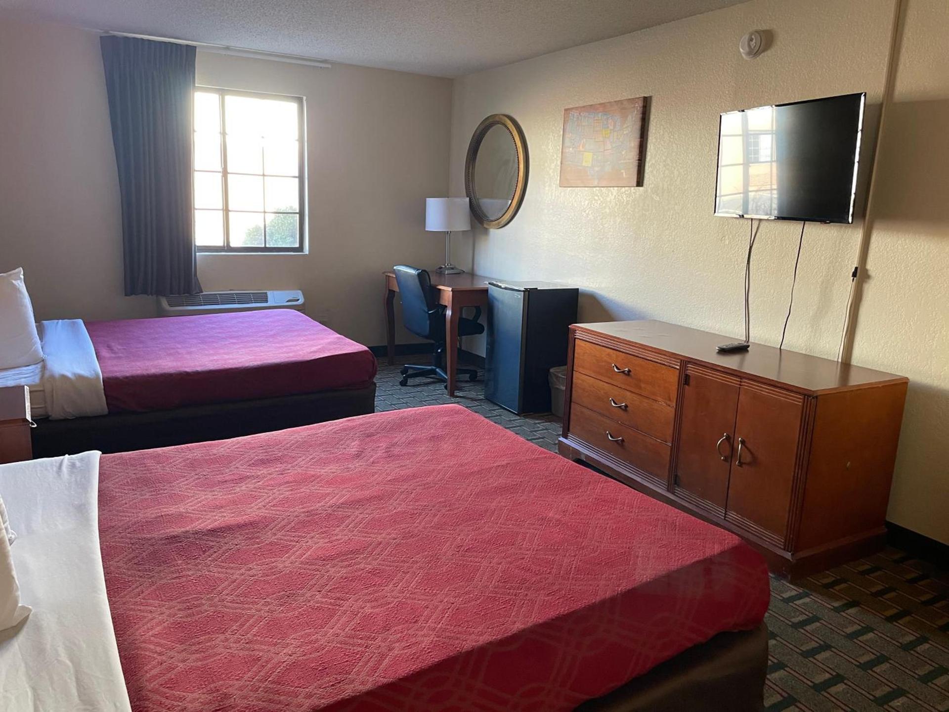 Econo Lodge Kalamazoo near Wings Stadium photo 25