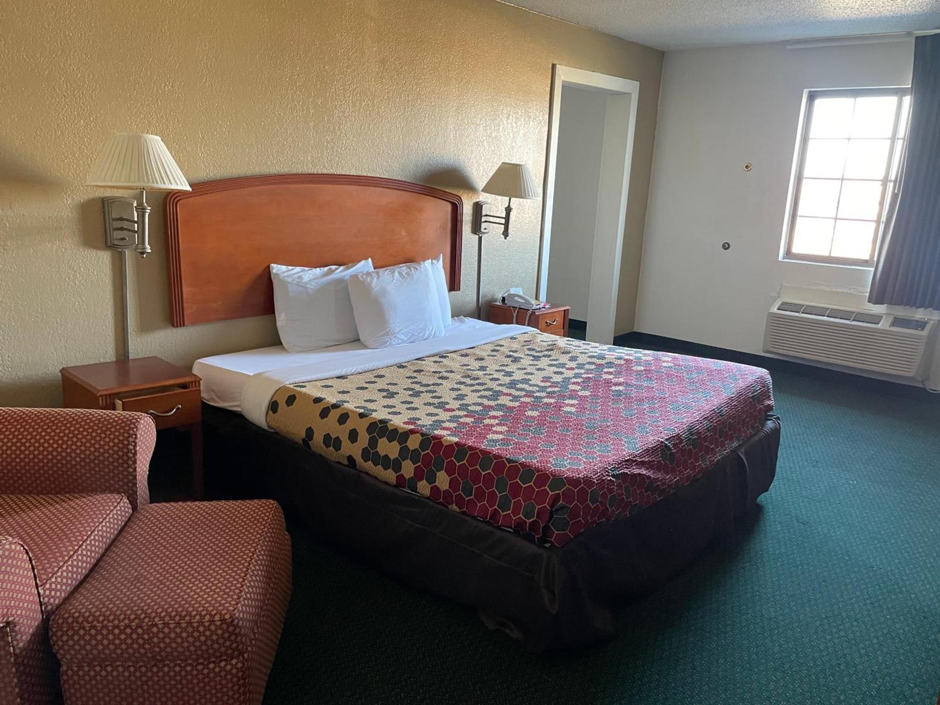 Econo Lodge Kalamazoo near Wings Stadium photo 34