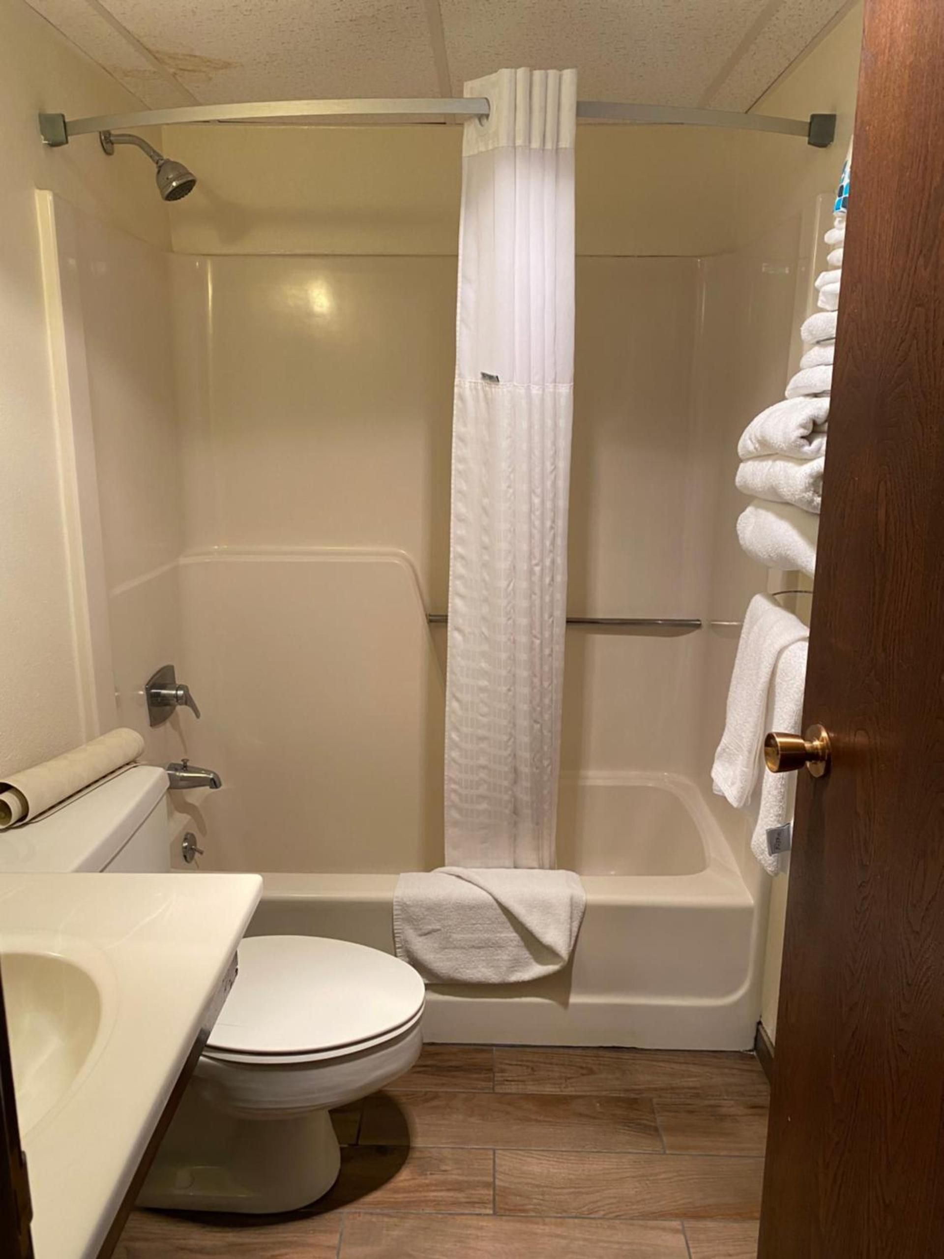 Super 8 by Wyndham Ogallala photo 35