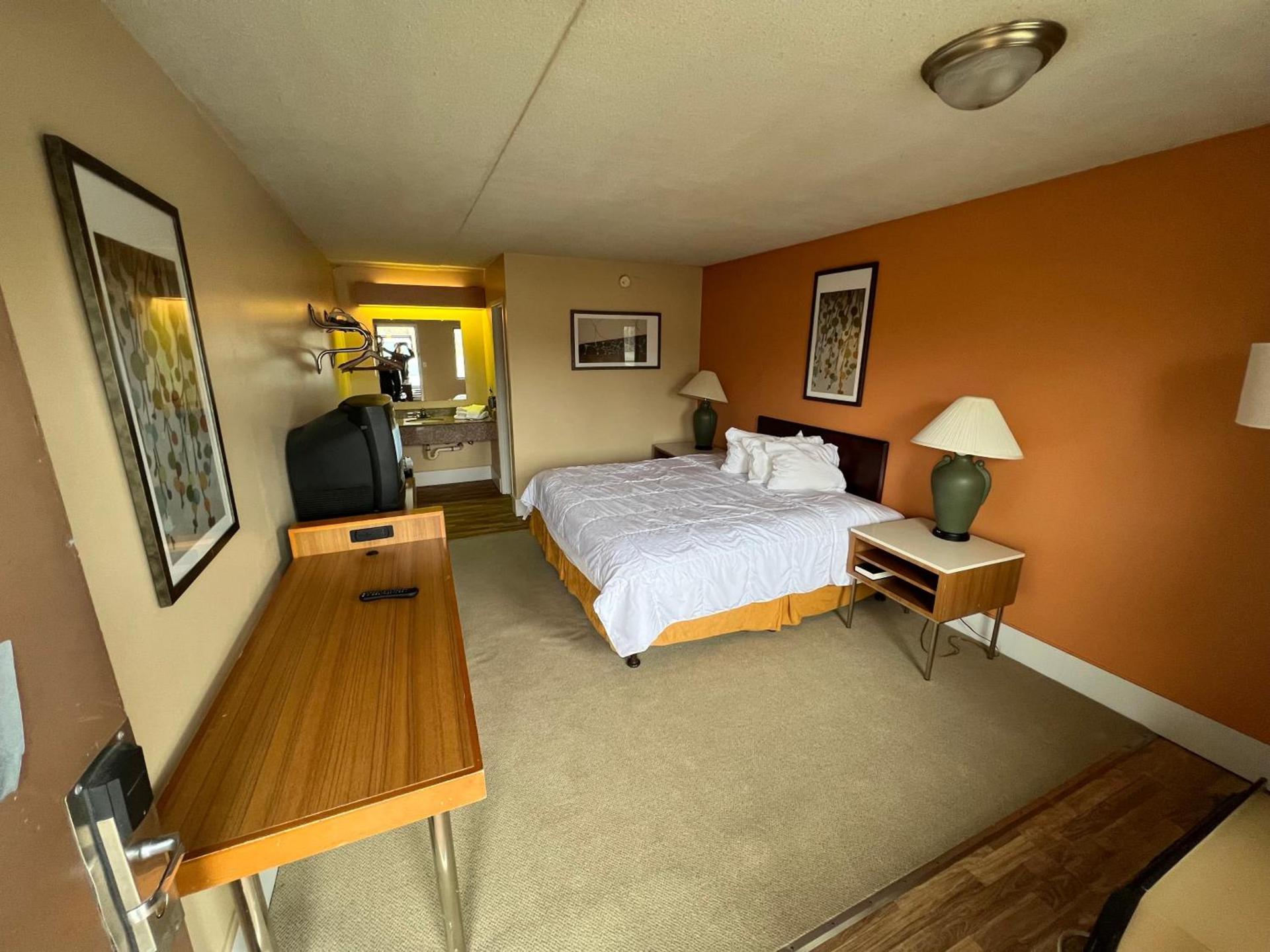 Hilltop Inn Pittsburgh photo 6