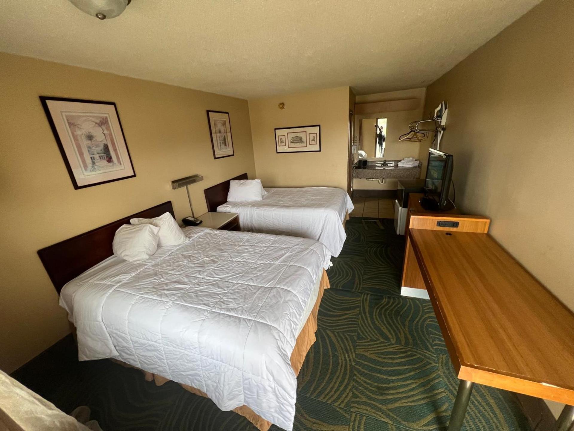 Hilltop Inn Pittsburgh photo 8