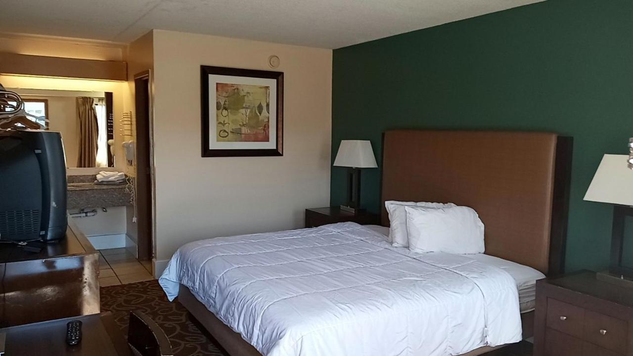 Hilltop Inn Pittsburgh photo 11