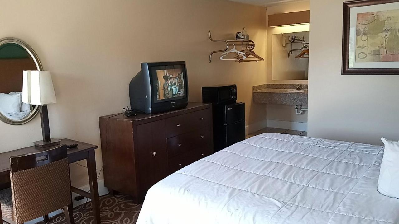 Hilltop Inn Pittsburgh photo 12