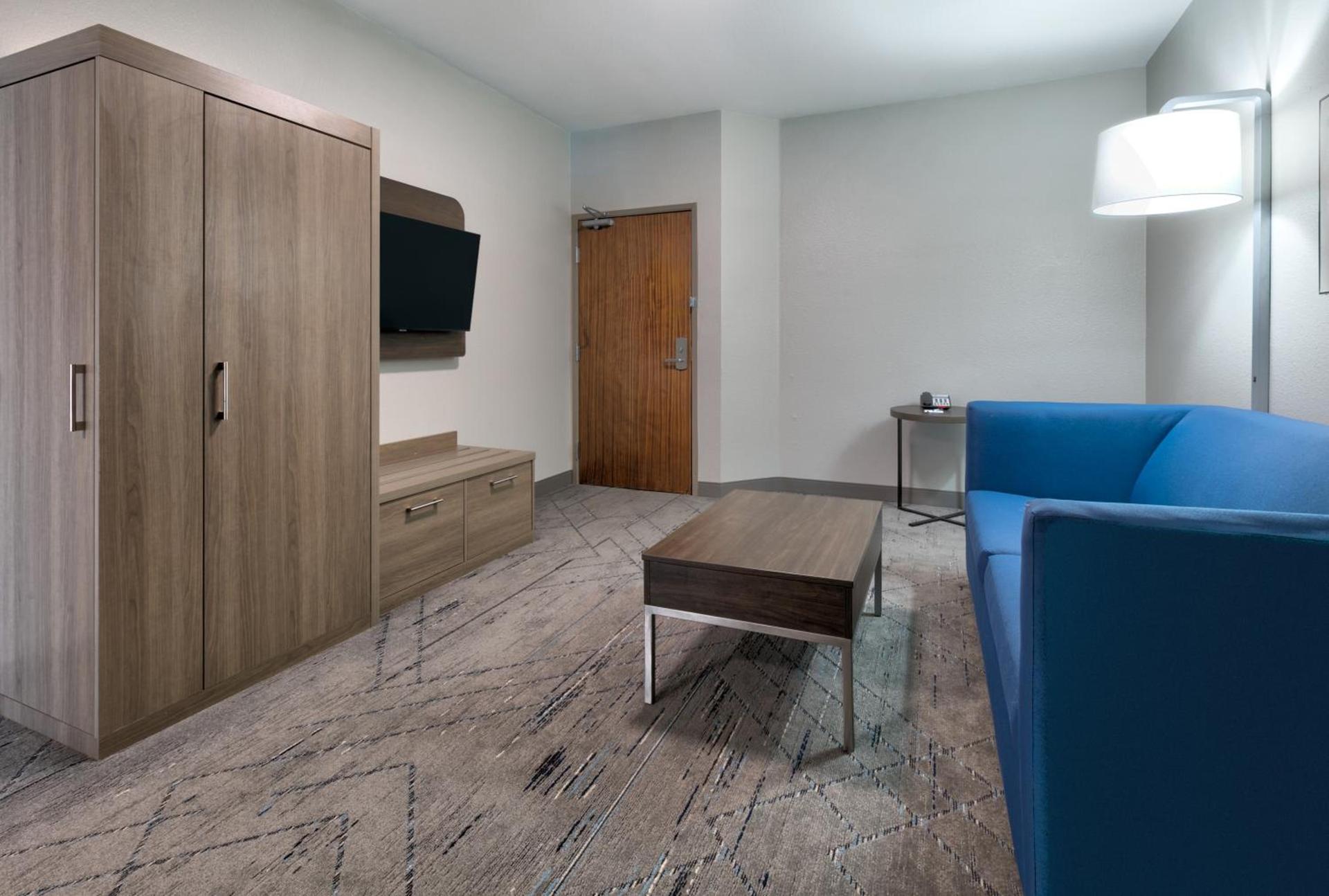 Holiday Inn Express & Suites DALLAS PARK CENTRAL NORTHEAST by IHG photo 2