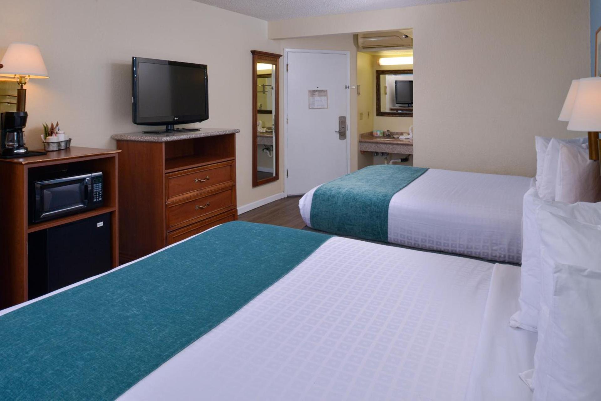 Edgewater Inn and Suites photo 62