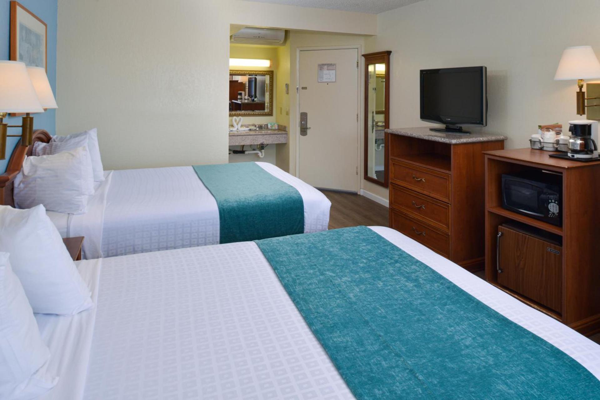 Edgewater Inn and Suites photo 64