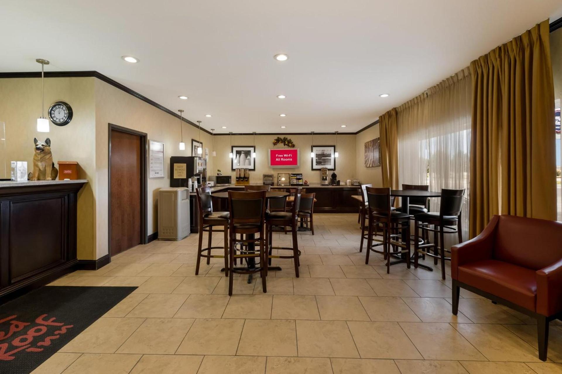 Red Roof Inn Pecos photo 8