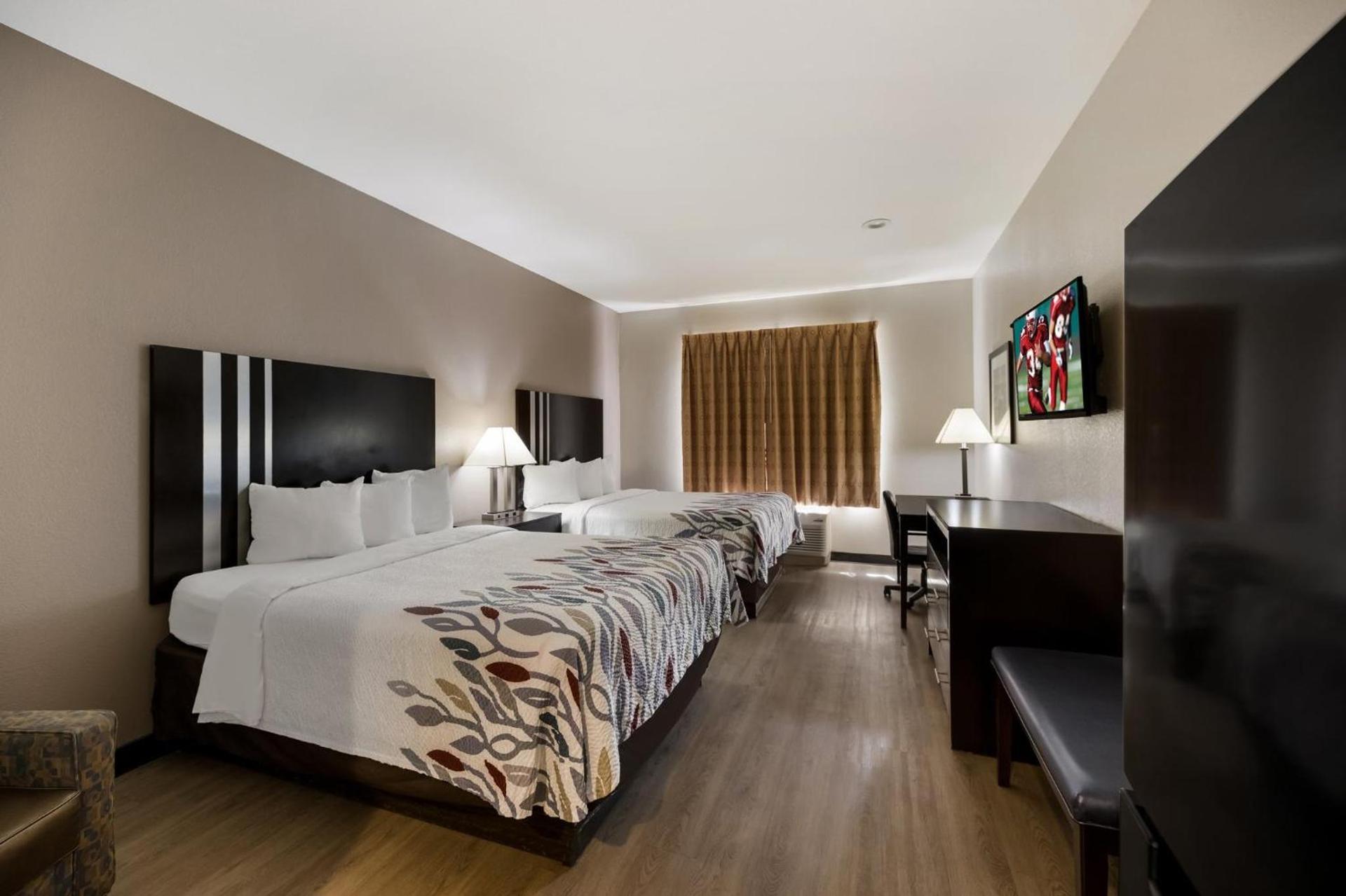 Red Roof Inn Pecos photo 14