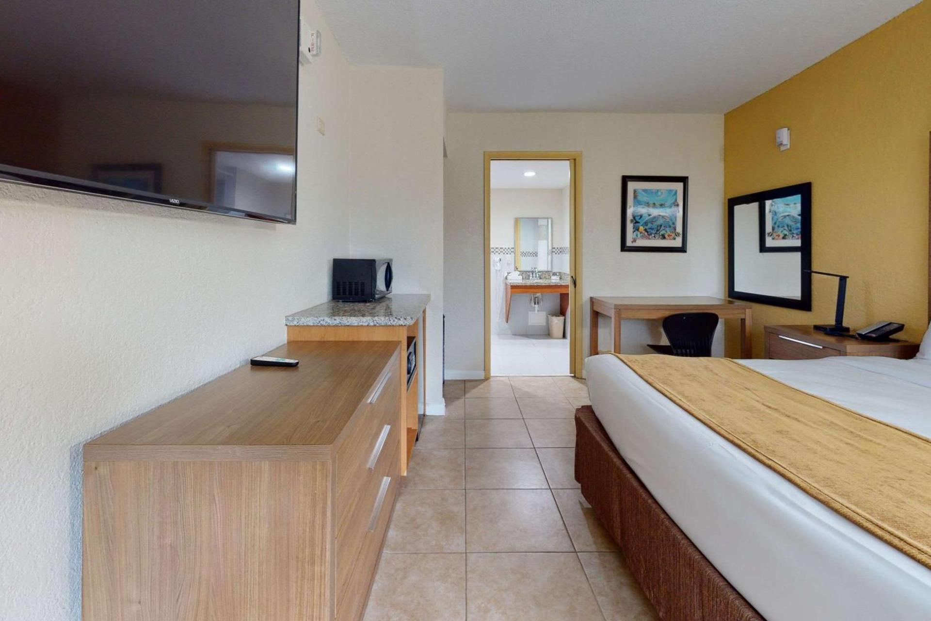 Rodeway Inn & Suites Fort Lauderdale Airport & Cruise Port photo 17