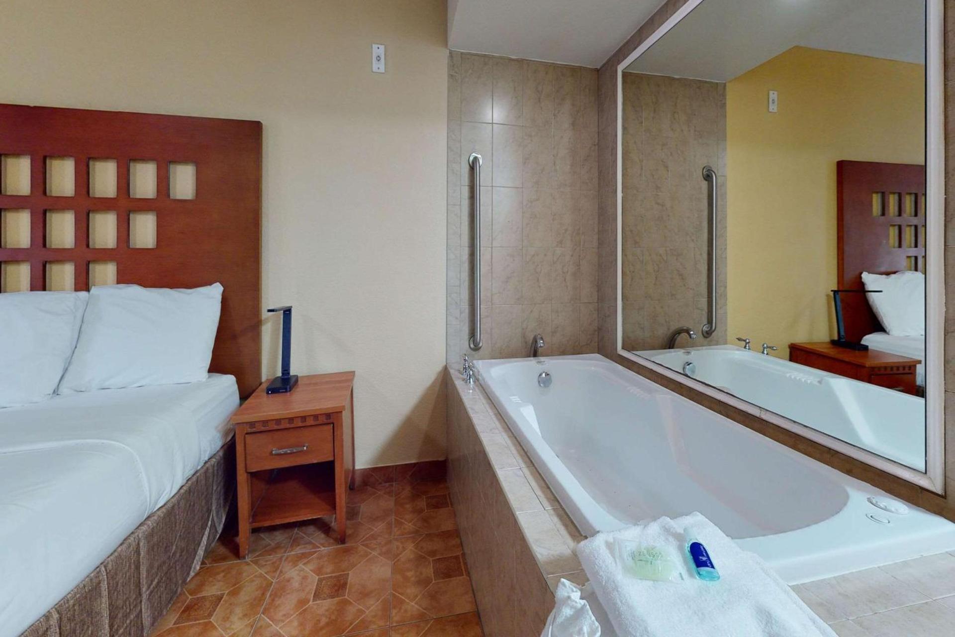 Rodeway Inn & Suites Fort Lauderdale Airport & Cruise Port photo 25