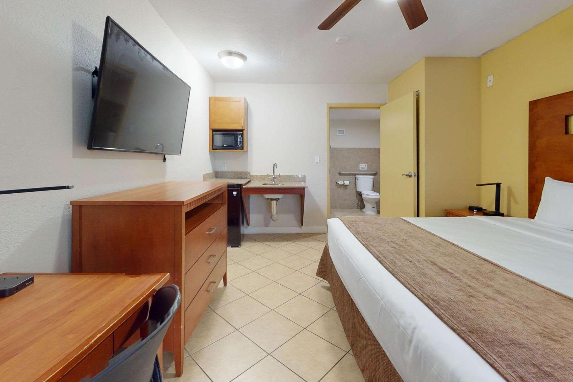 Rodeway Inn & Suites Fort Lauderdale Airport & Cruise Port photo 20