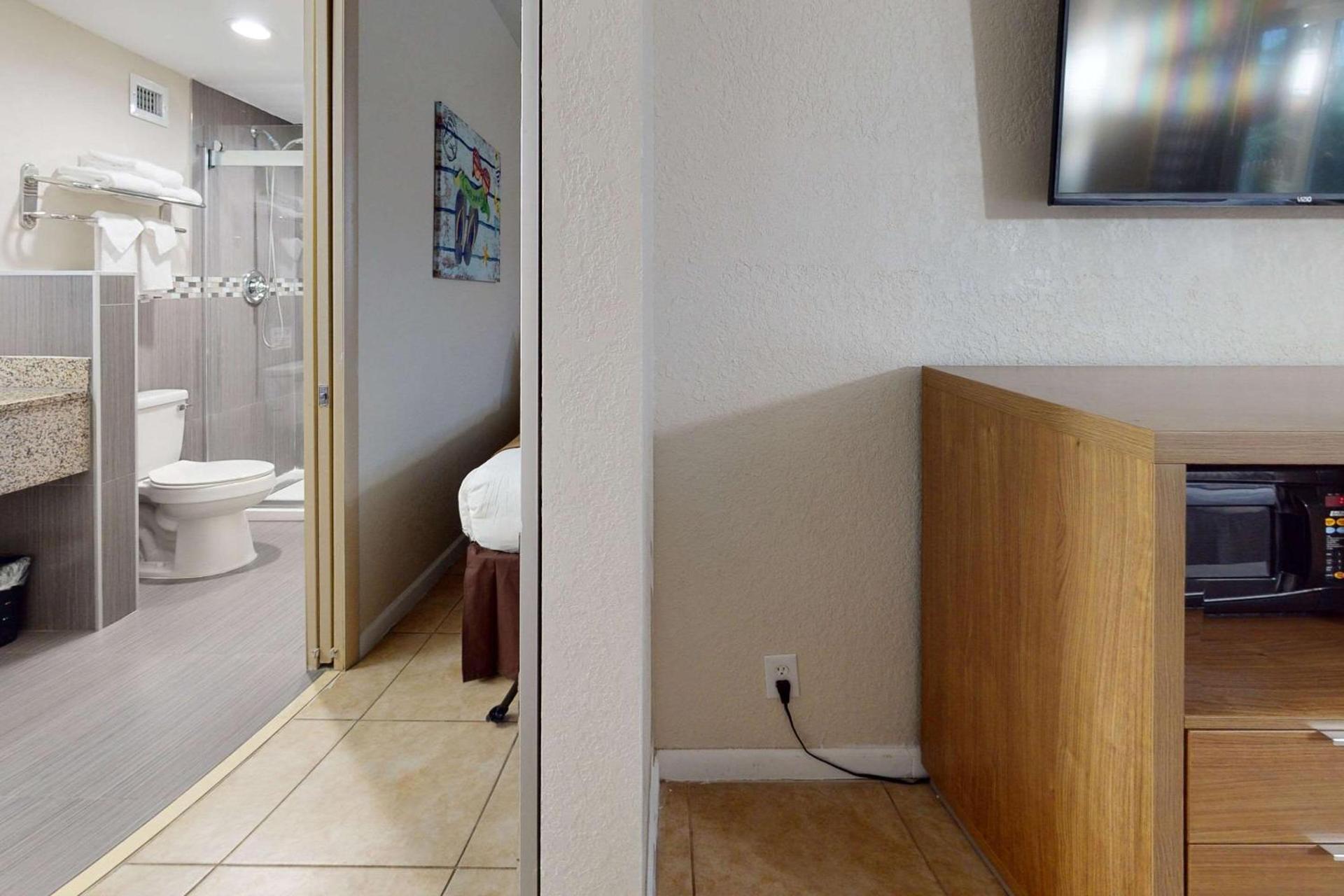 Rodeway Inn & Suites Fort Lauderdale Airport & Cruise Port photo 31