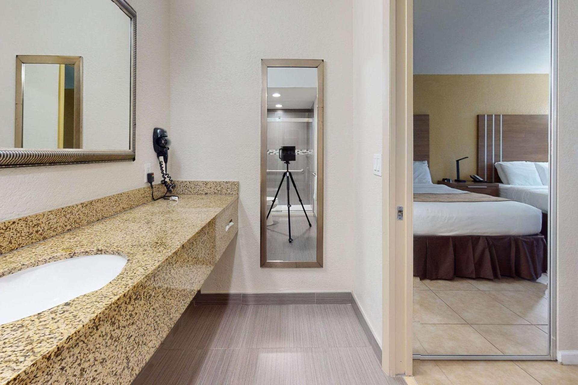 Rodeway Inn & Suites Fort Lauderdale Airport & Cruise Port photo 30