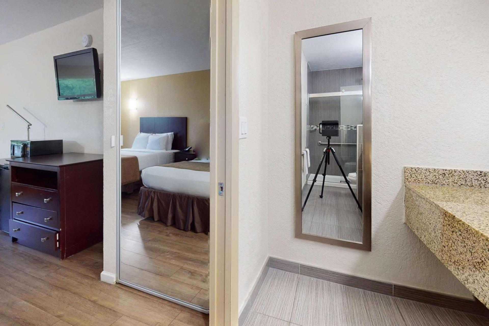 Rodeway Inn & Suites Fort Lauderdale Airport & Cruise Port photo 33