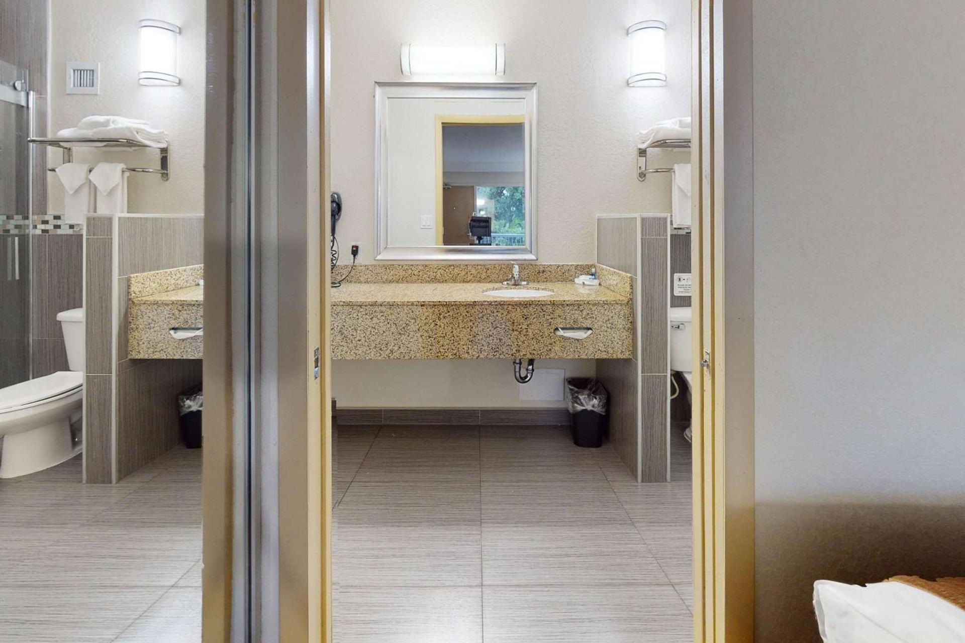 Rodeway Inn & Suites Fort Lauderdale Airport & Cruise Port photo 36