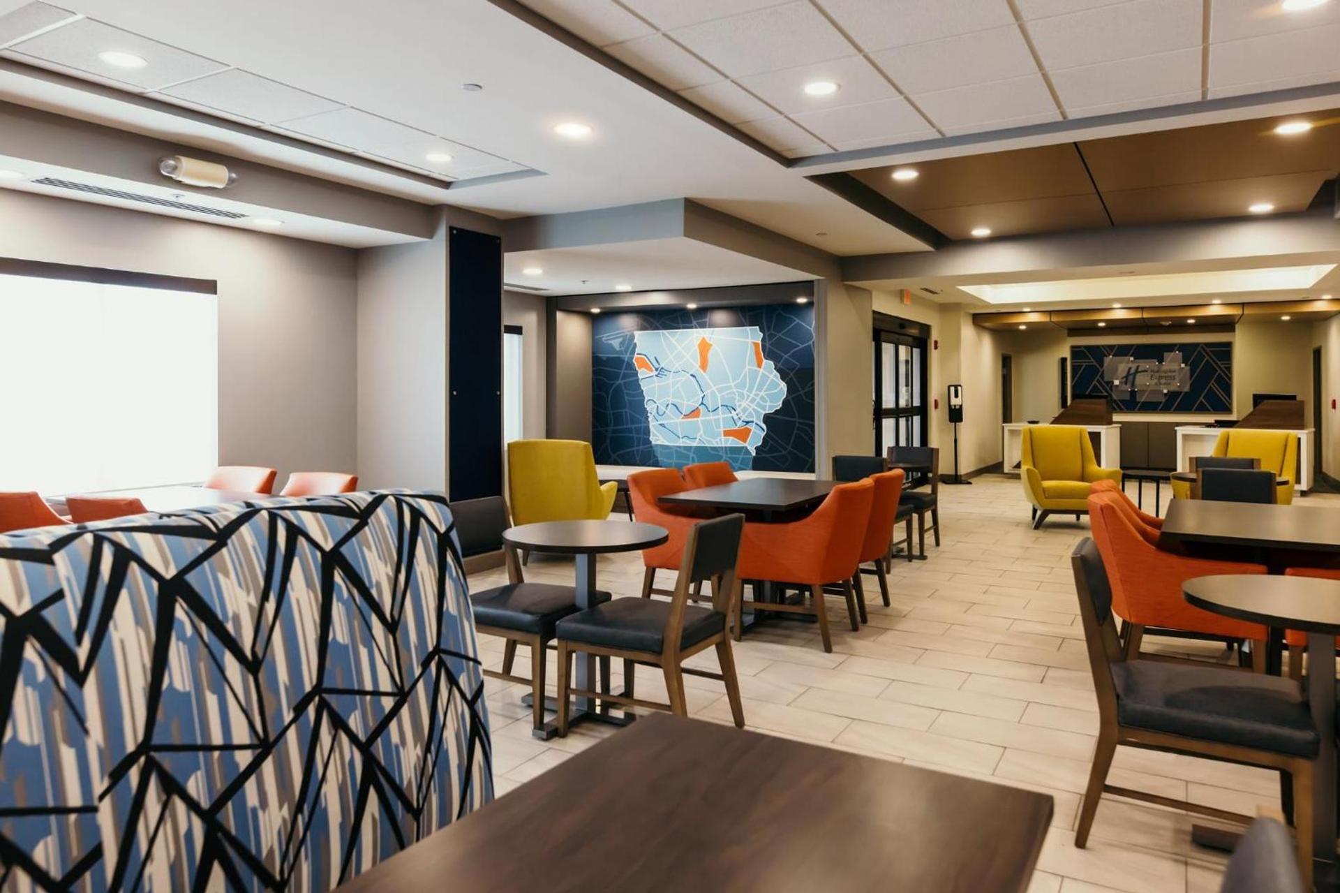 Holiday Inn Express and Suites Urbandale Des Moines by IHG photo 12