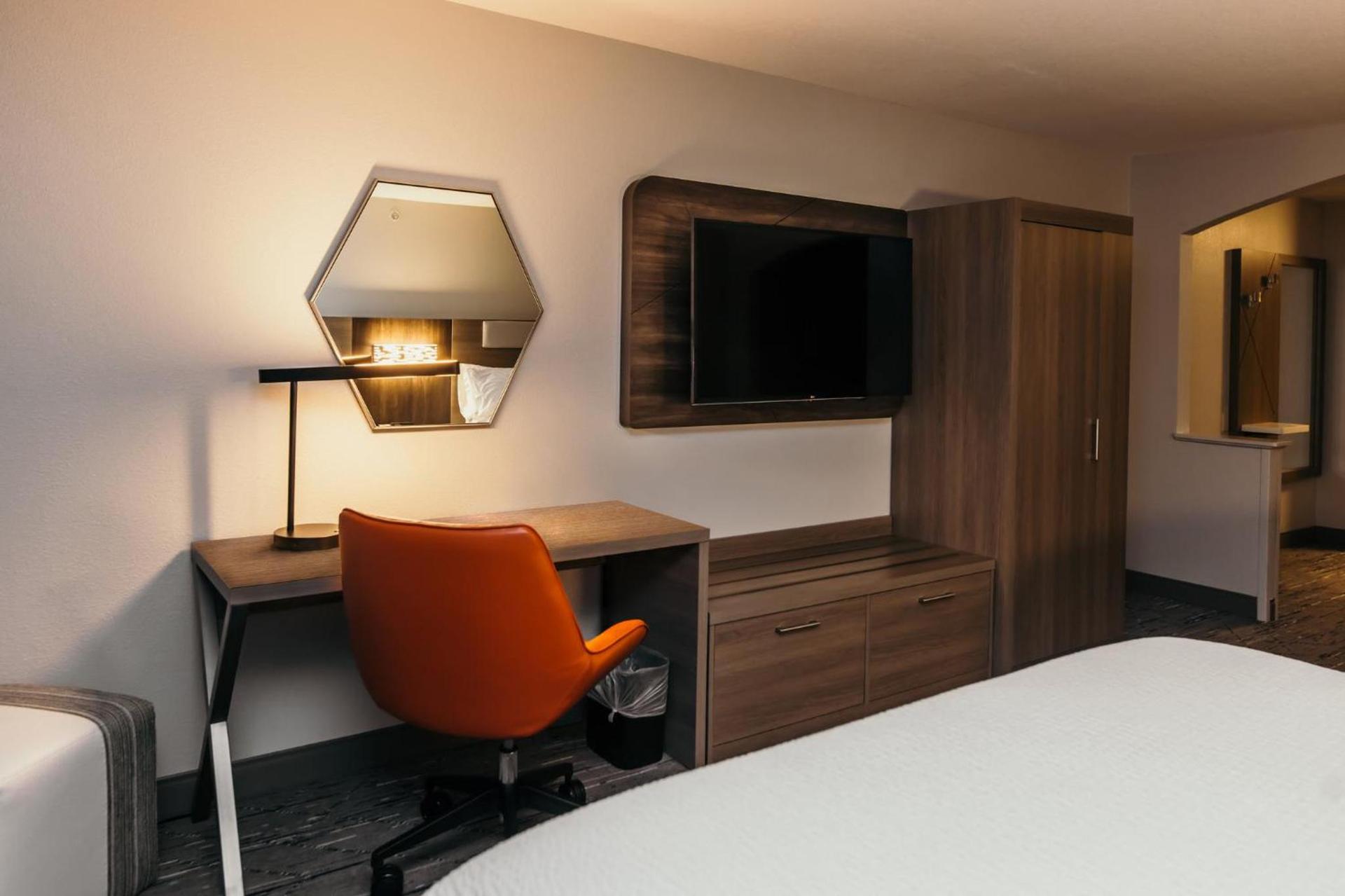 Holiday Inn Express and Suites Urbandale Des Moines by IHG photo 30