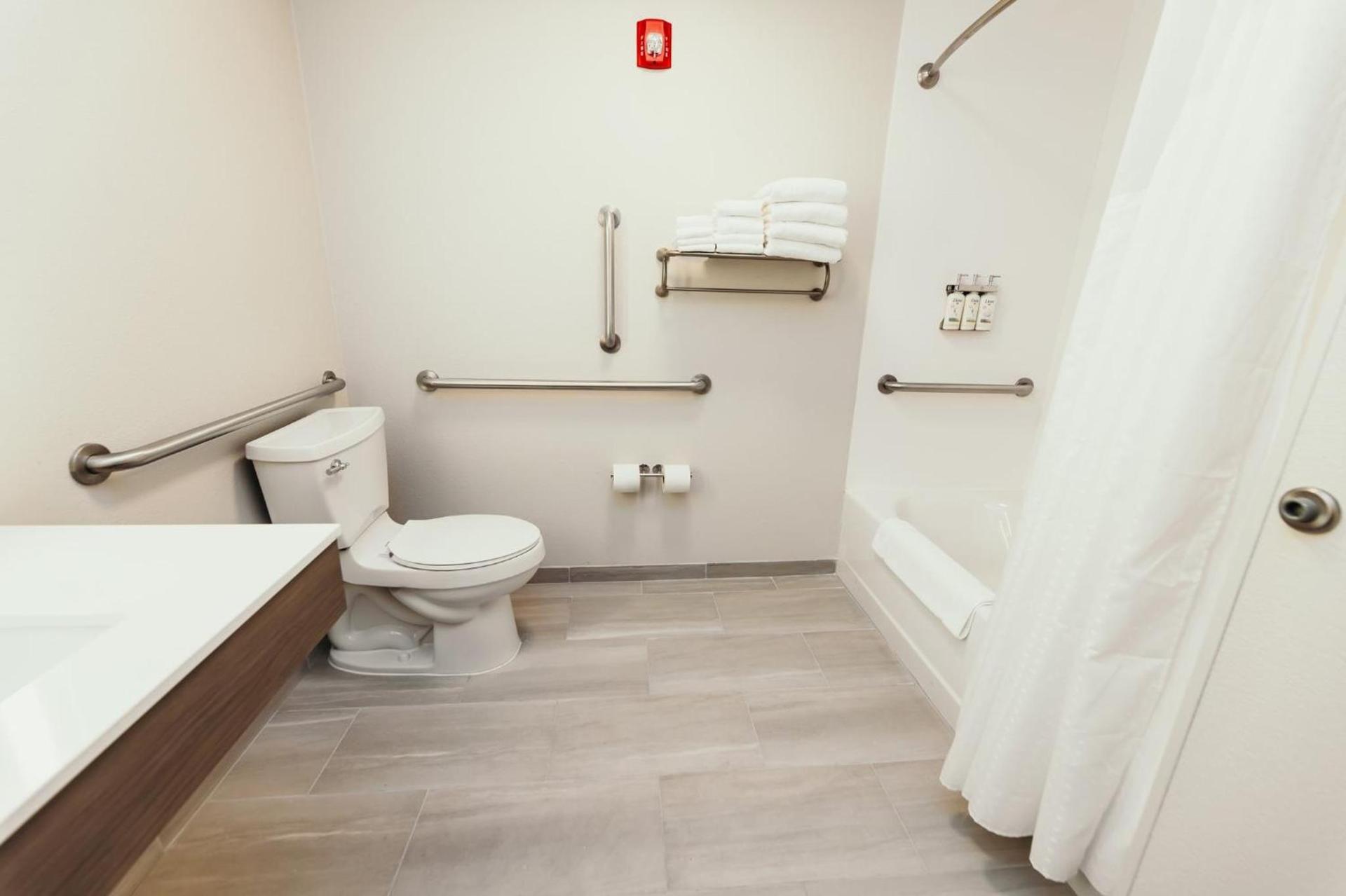 Holiday Inn Express and Suites Urbandale Des Moines by IHG photo 15