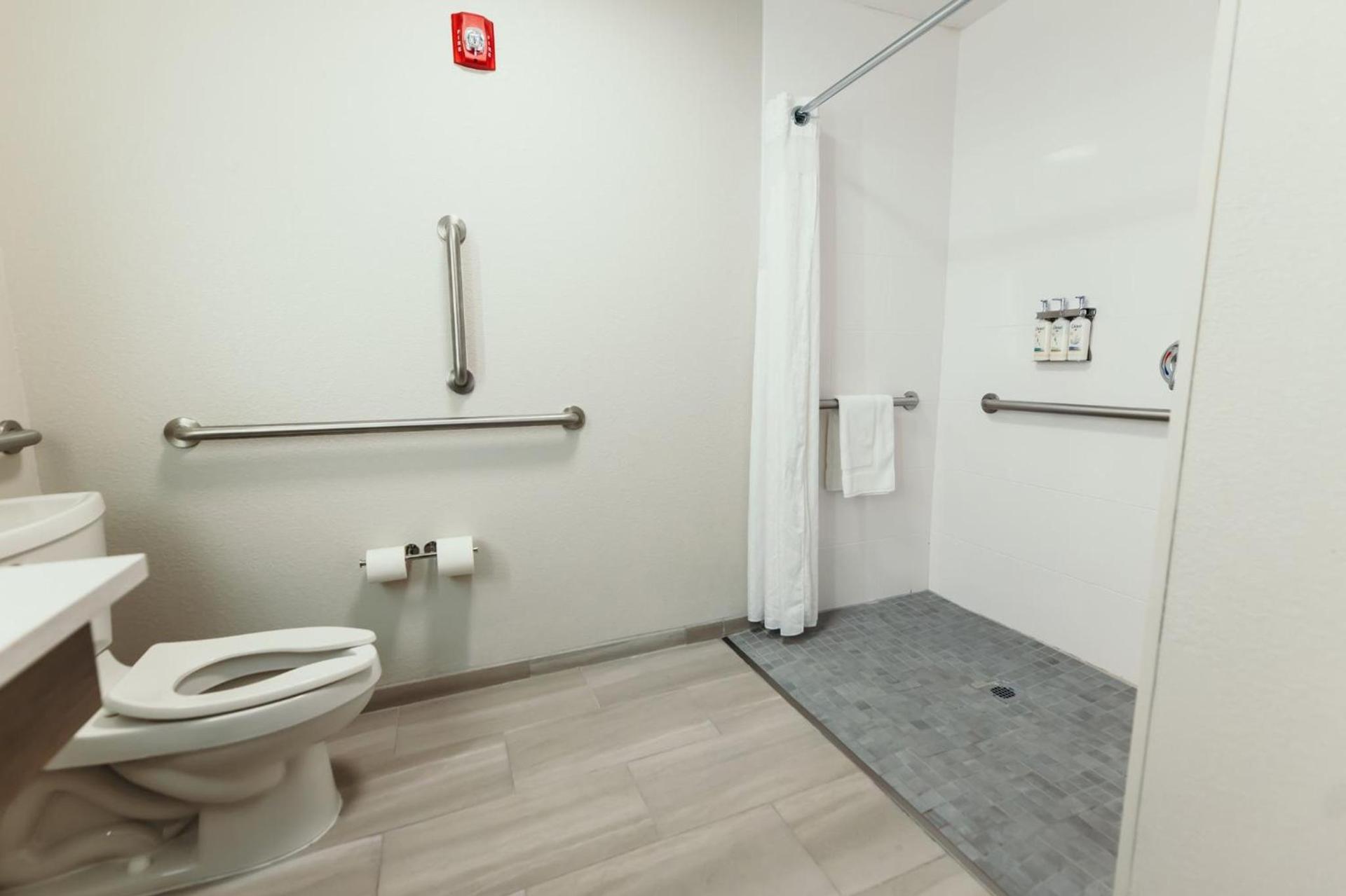 Holiday Inn Express and Suites Urbandale Des Moines by IHG photo 18