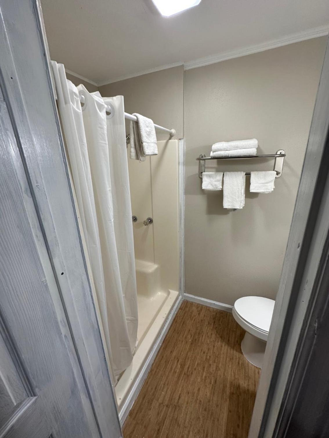 Bea's Parkway Inn photo 9