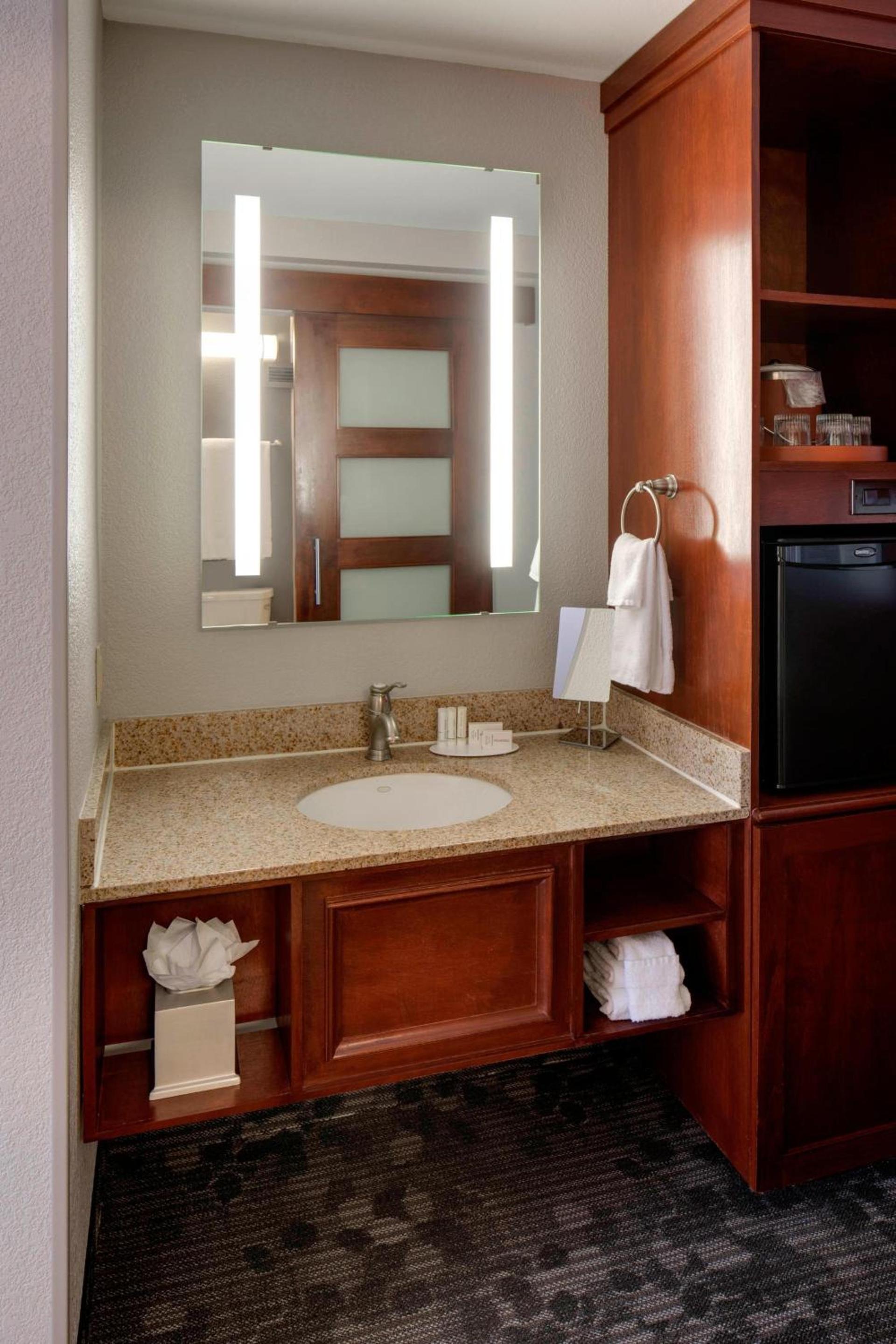 Courtyard by Marriott Boston Logan Airport photo 11