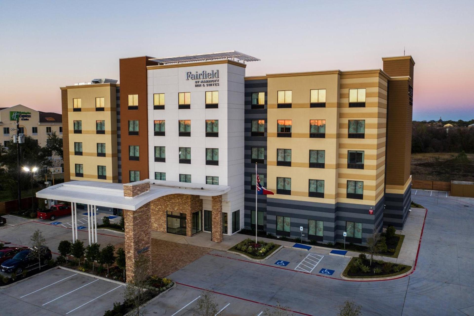 Fairfield Inn and Suites by Marriott Houston Brookhollow photo 1